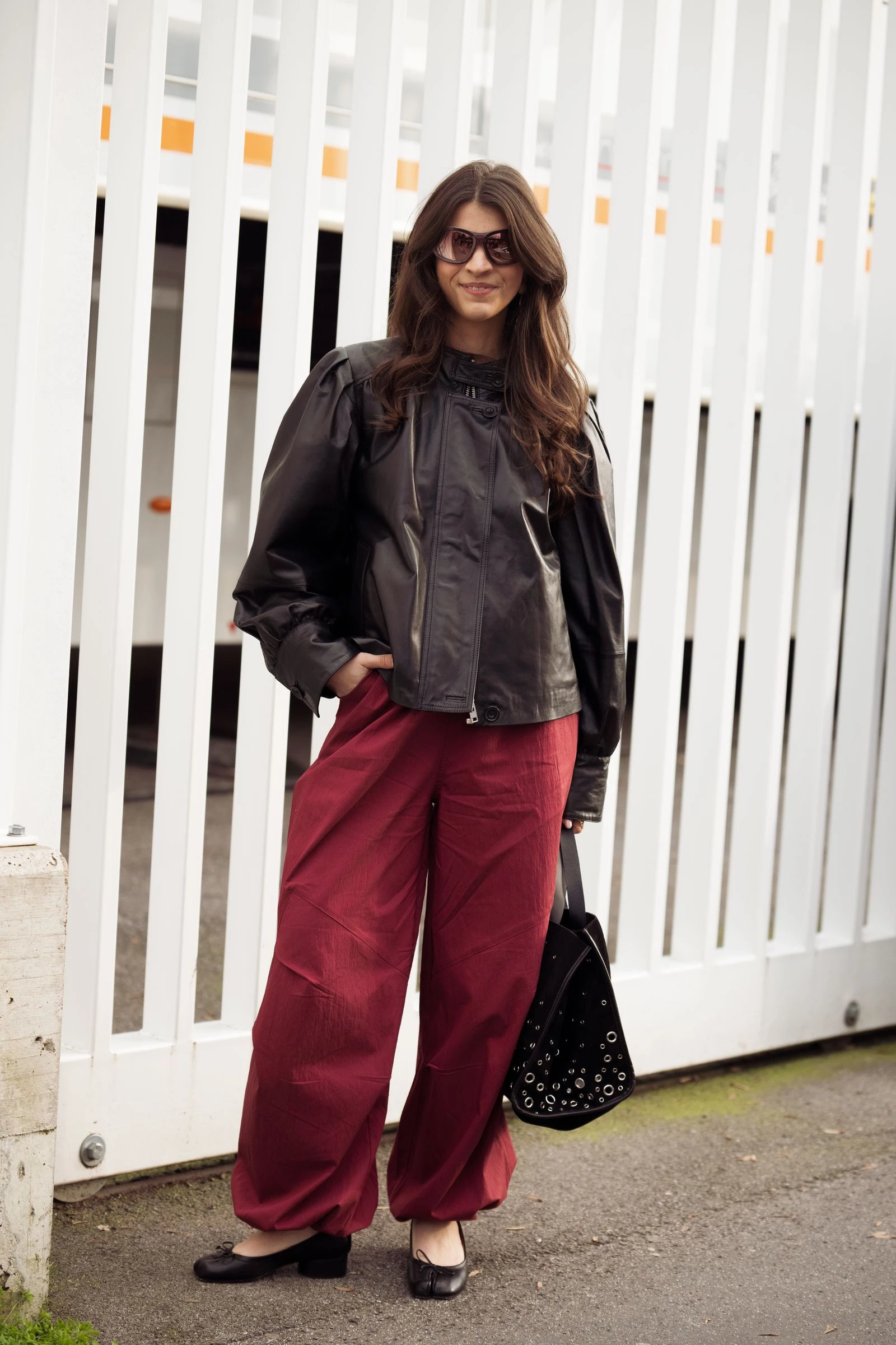 5 актуальних моделей штанів для поєднання з балетками весною 2026
1