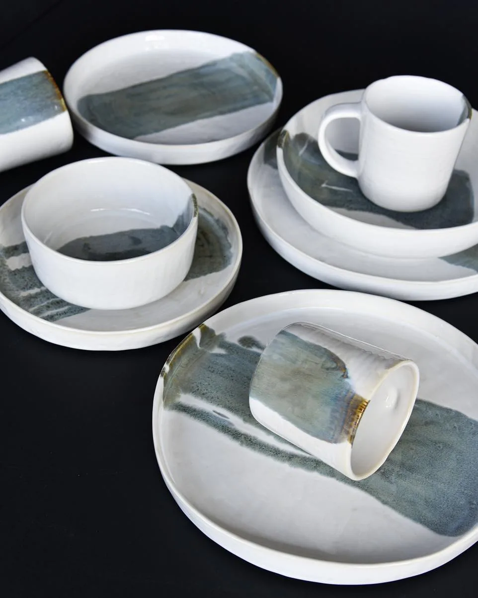 Набір кухонного посуду в мінімалістичному стилі, характерному для бренду Duka. Продукція символізує естетику, яка донедавна приваблювала клієнтів, але сьогодні компанія бореться з серйозною кризою та закриттям магазинів.