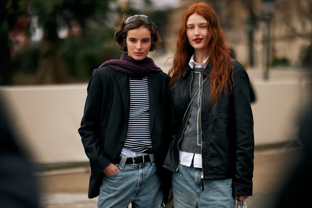 Дві молоді жінки в одягу, натхненному вуличним стилем, стоять на міській вулиці, демонструючи повсякденні, модні вбрання. Їхній образ відповідає естетиці, популярній серед покоління Z, на яке орієнтується Edikted. Це приклад стилю, який бренд переносить з онлайн-світу в офлайн, відкриваючи свій перший магазин у Європі.