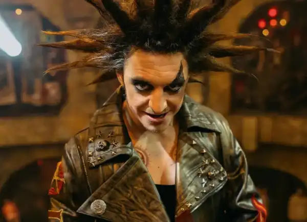 Зірка фільму “Король і Блазень. Назавжди” Костянтин Плотніков показав фото з мамою&hellip;