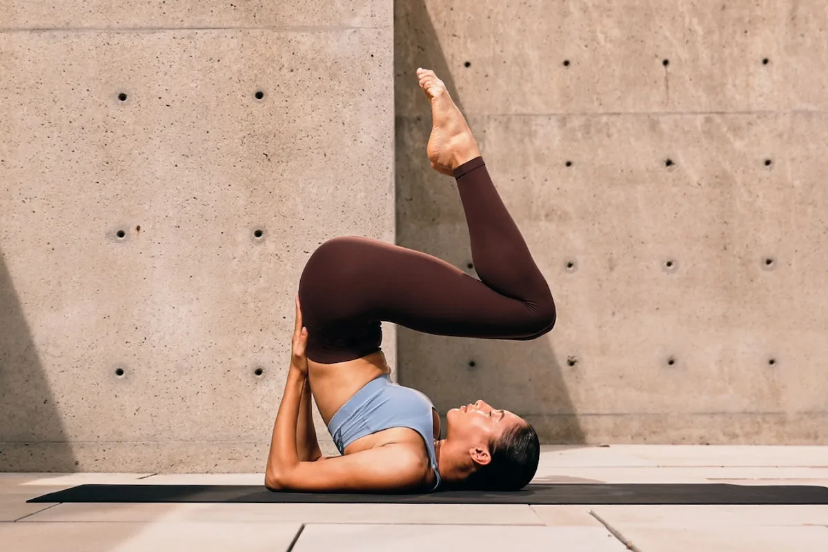 Жінка практикує йогу в наборі Lululemon.