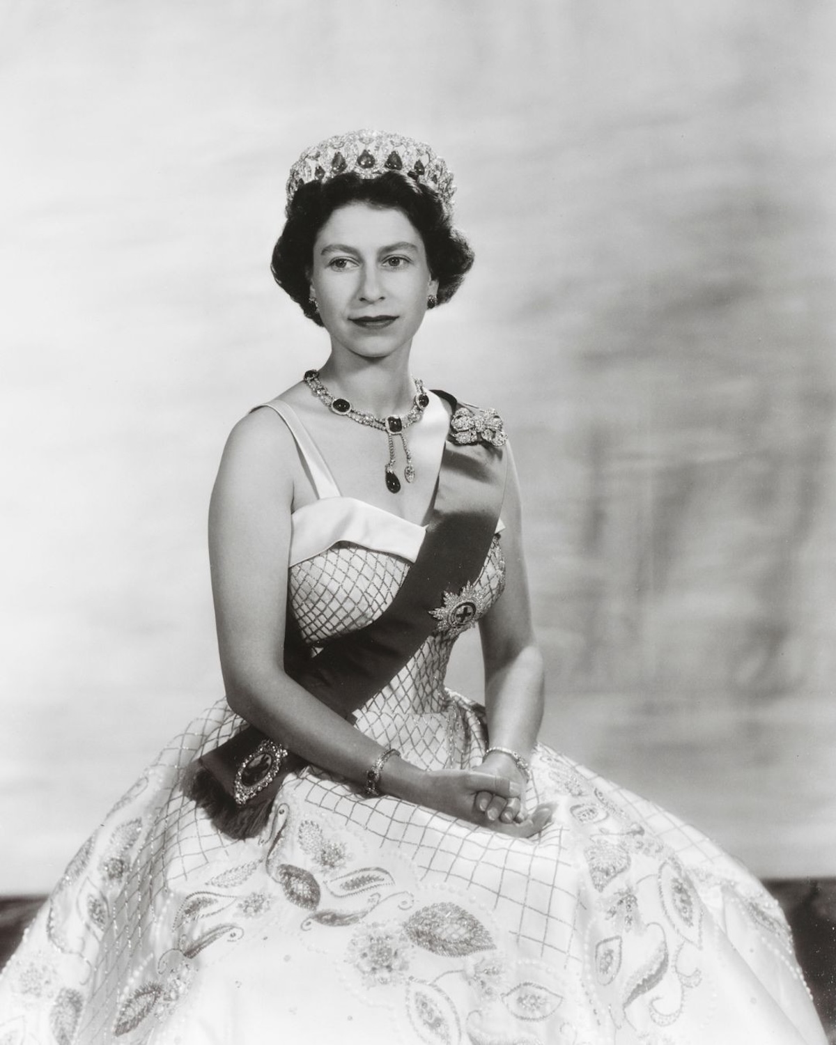 Архівна фотографія королеви Єлизавети II демонструє елегантність та увагу до деталей, що характеризували її стиль протягом перших десятиліть правління. На виставці в Букінгемському палаці подібні фотографії поєднуються з оригінальними дизайнами, створюючи повнішу картину розвитку стилю монарха.