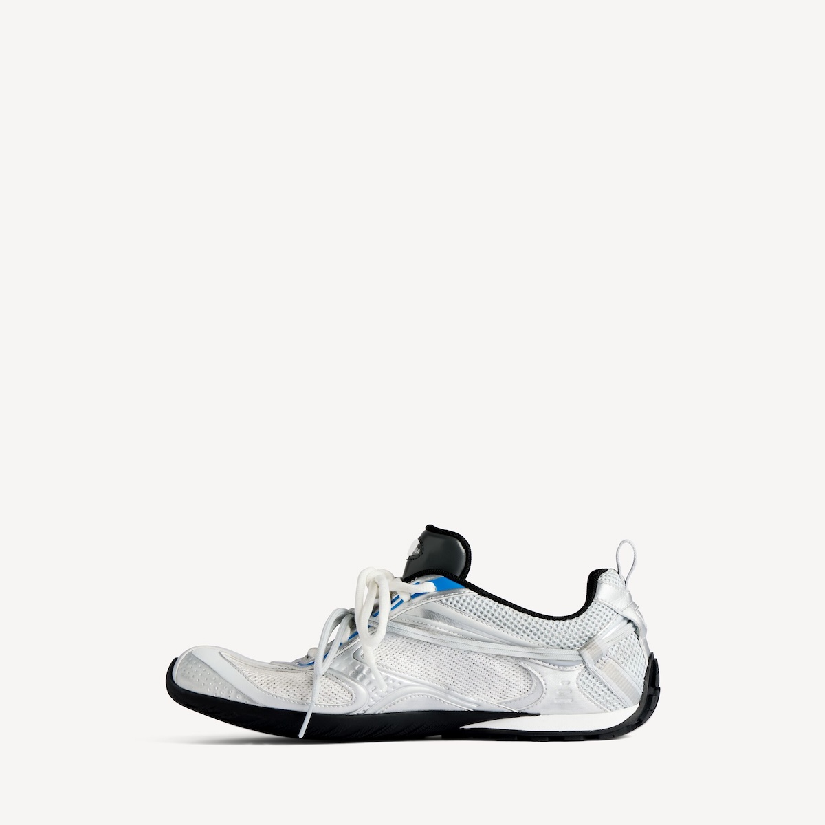 Профіль кросівок Balenciaga Radar вирізняється елегантним силуетом та аеродинамічною формою, натхненною спортивним взуттям. Мінімалістичний дизайн та вишукані деталі підкреслюють зосередженість Balenciaga на комфорті та щоденному використанні. Модель призначена для молодших покупців, які шукають поєднання стилю та функціональності.