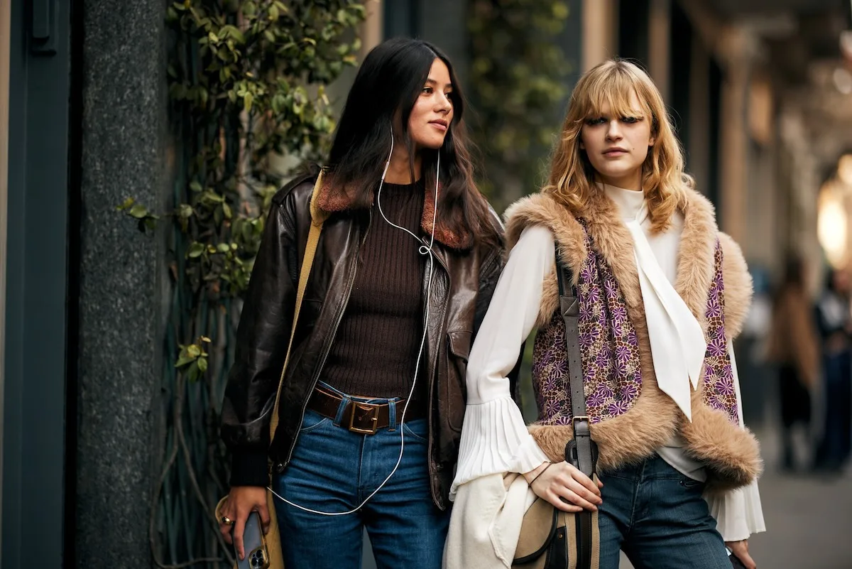 Чи працюють магазини 2 травня 2026 року? На фотографії зображено дві жінки, які роблять покупки 2 травня.