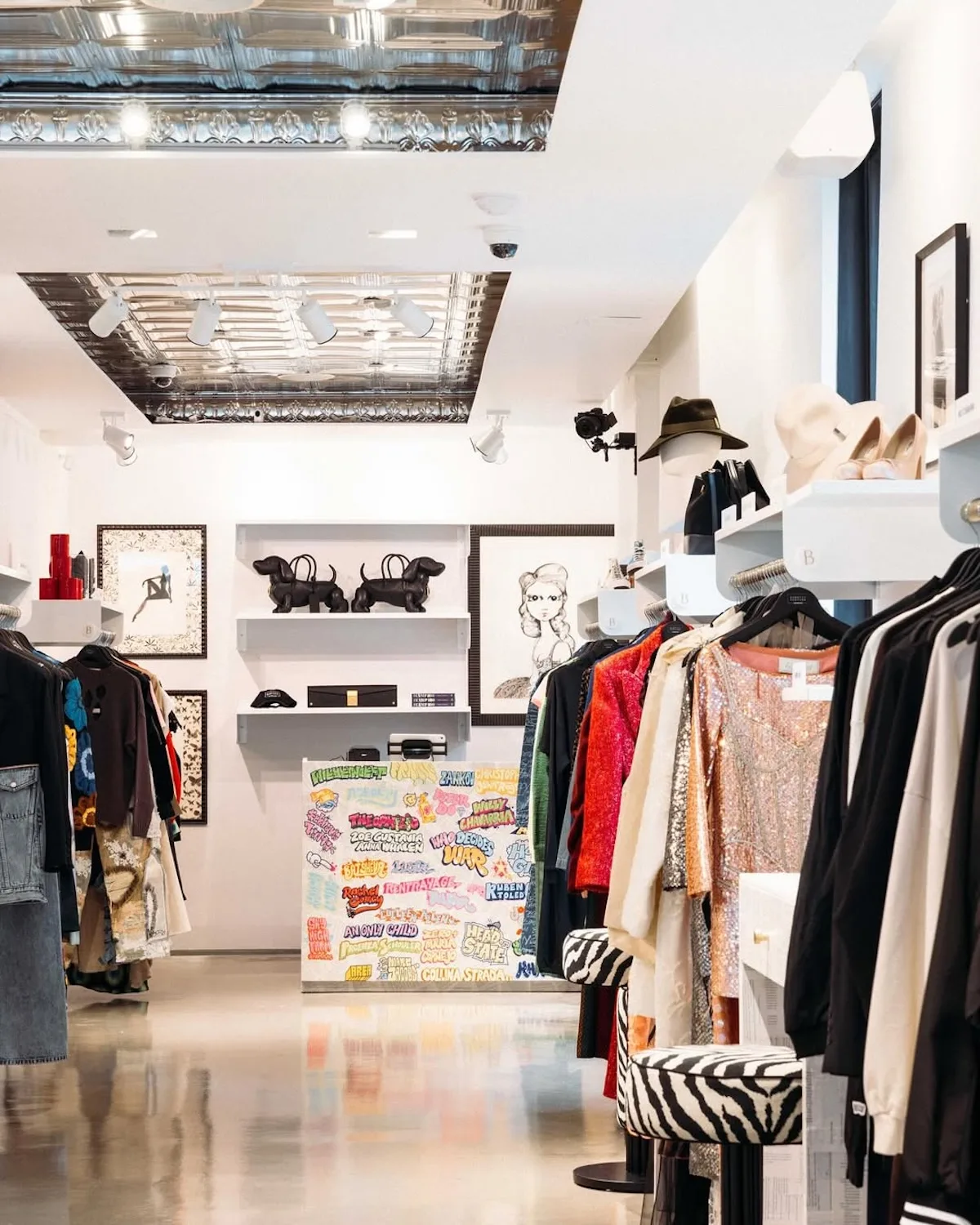 Сучасний інтер'єр модного бутика нагадує розкішний характер Barneys New York. Такий тип простору може відображати напрямок, який бренд обере у своєму потенційному поверненні – більш інтимний, але все ще ексклюзивний формат роздрібної торгівлі.