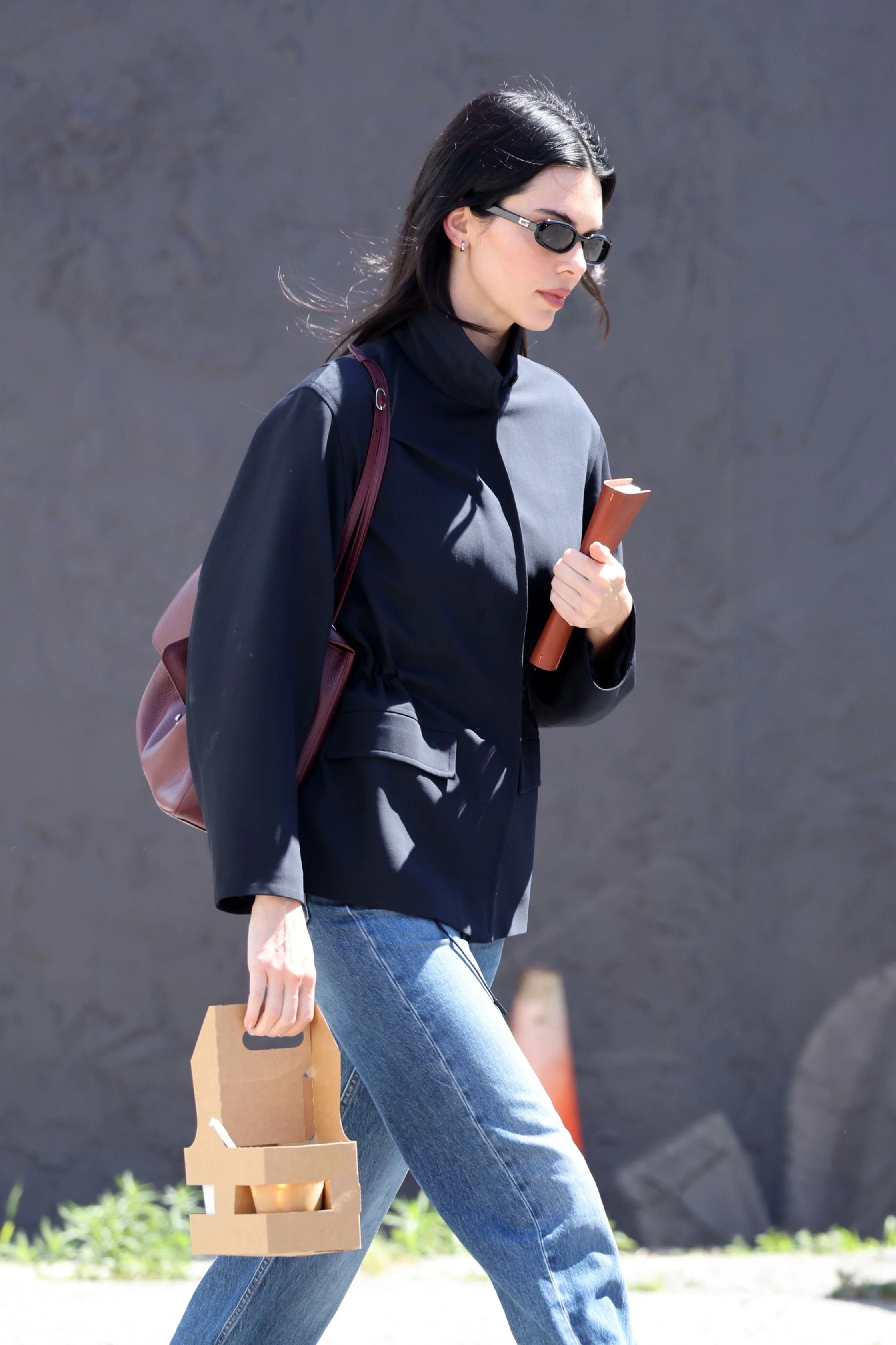 Модний вибір весни-літа 2026: сумочка з кришкою, як у Кендалл Дженнер
0