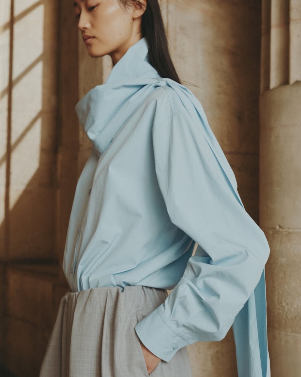 Модель у світло-блакитній сорочці Icicle – мінімалістична естетика та акцент на якості відповідають стратегії Kering «Справжня розкіш».