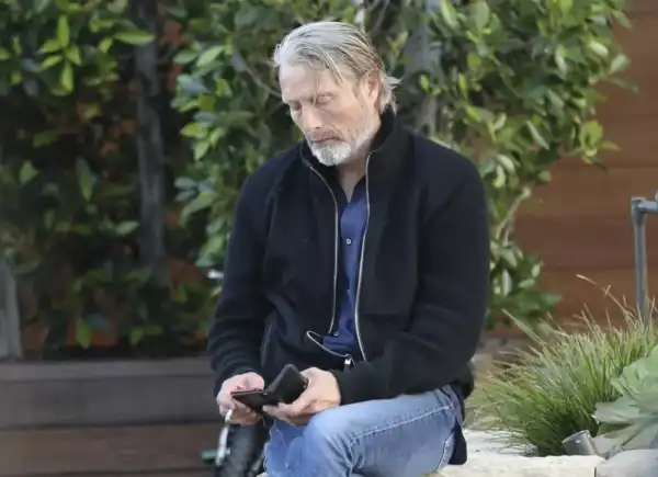 Мадс Міккельсен помічений із дружиною біля ресторану в Лос-Анджелесі