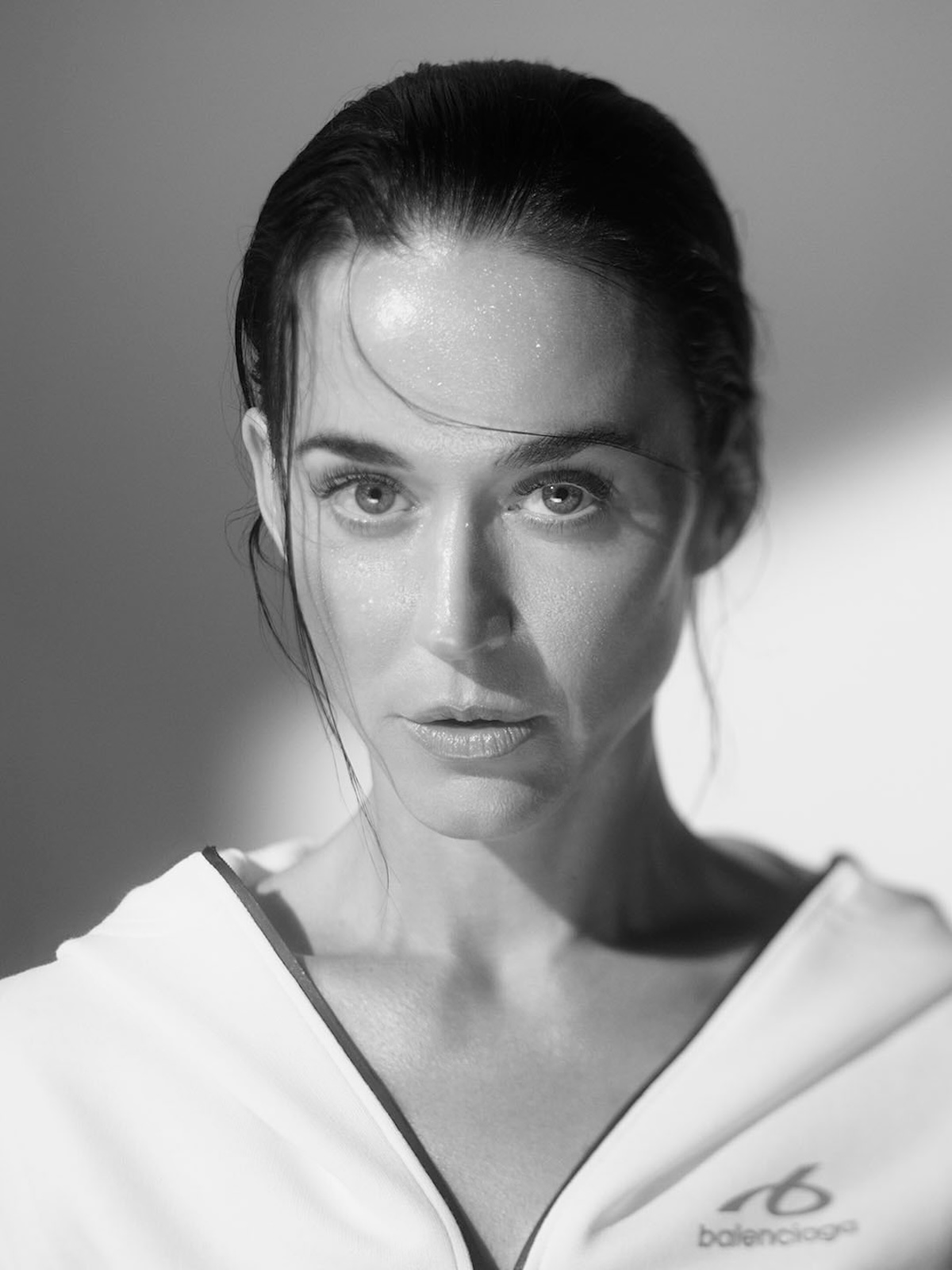 Крупний план жіночого обличчя в мінімалістичному образі Balenciaga з сучасною чорно-білою естетикою. Зображення відображає емоційний та повторюваний характер...