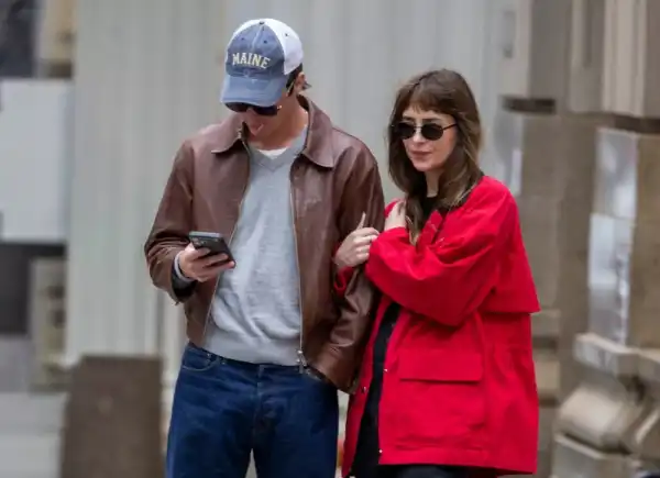 Дакота Джонсон з бойфрендом гуляють Нью-Йорком обійнявшись.