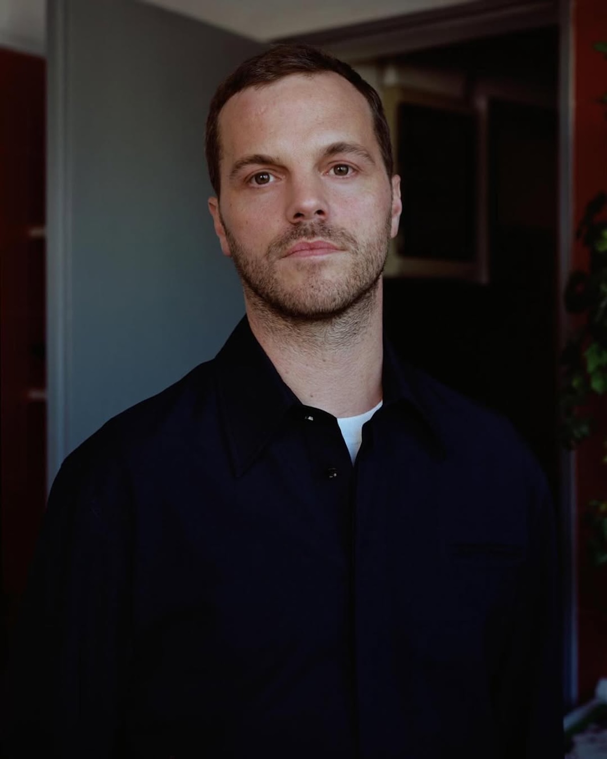 Матьє Блазі зображений на портреті в темних тонах, він стоїть у сучасному інтер'єрі. У списку TIME100 2026 року його було визнано одним із найвпливовіших творців, що переосмислюють сучасну розкіш та естетику.