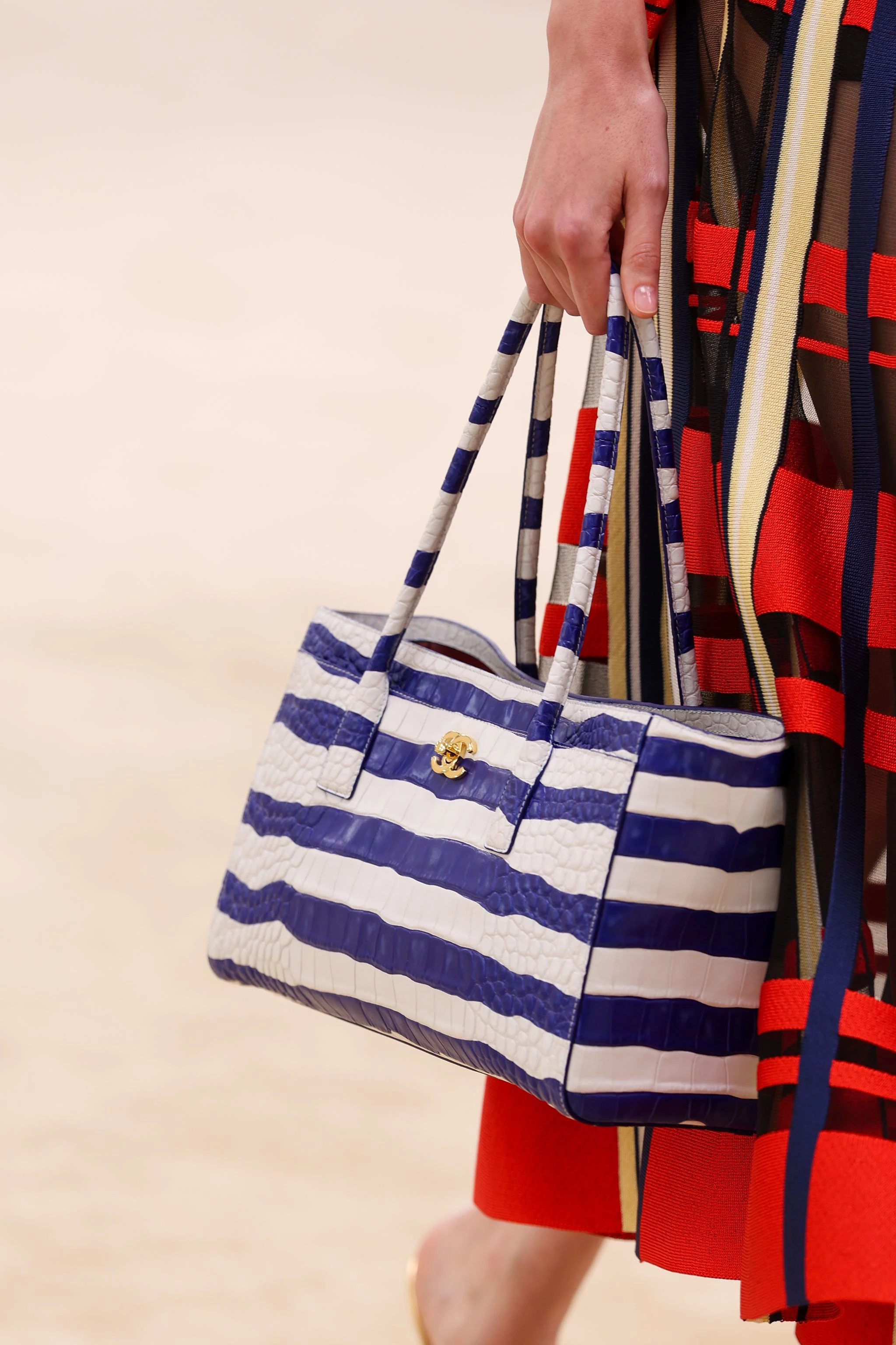 22 сумки з нової колекції Chanel, що ідеально підійдуть для відпустки.
21