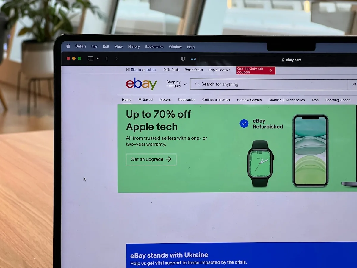 Головна сторінка eBay відкривається на екрані ноутбука. Потенційне придбання eBay компанією GameStop може спричинити одну з найбільших змін у сфері електронної комерції та роздрібної торгівлі за останні роки.