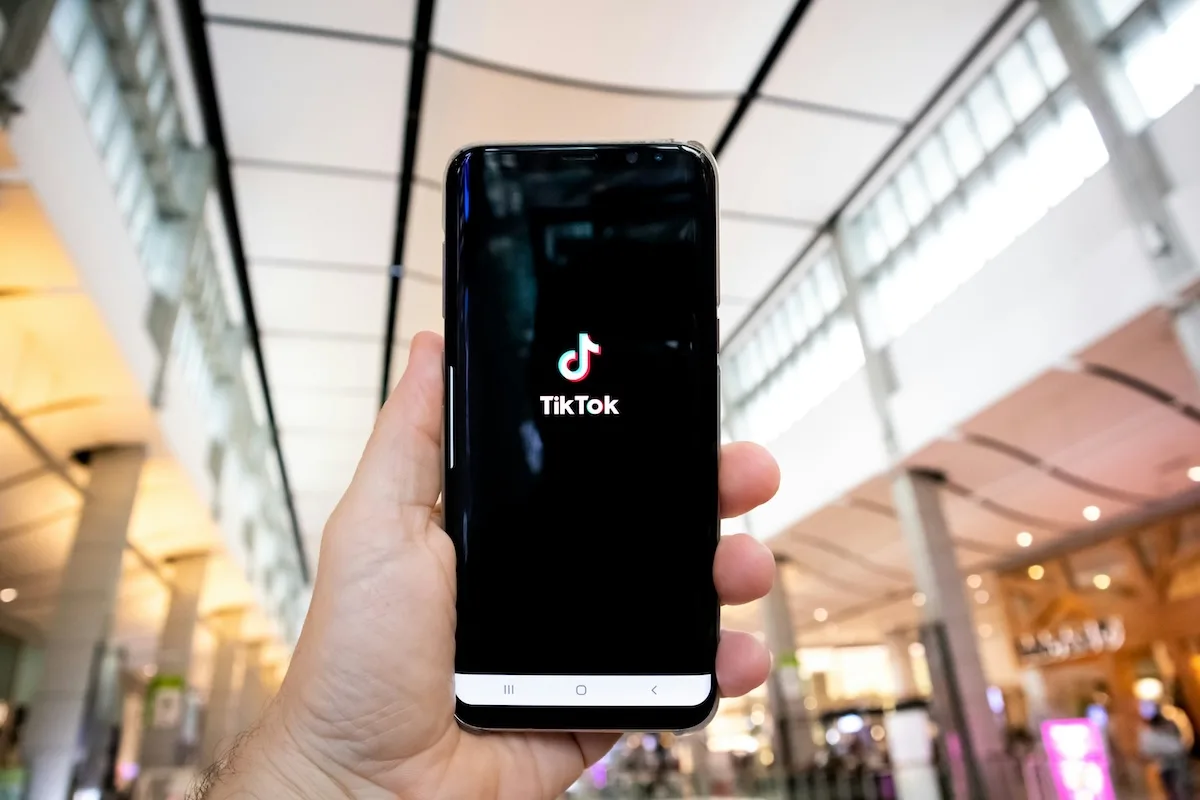 TikTok Shop запускається в Польщі 15 червня 2026 року. Платформа має на меті поєднати соціальні мережі, ПРЯМІ трансляції та онлайн-шопінг безпосередньо в додатку TikTok.