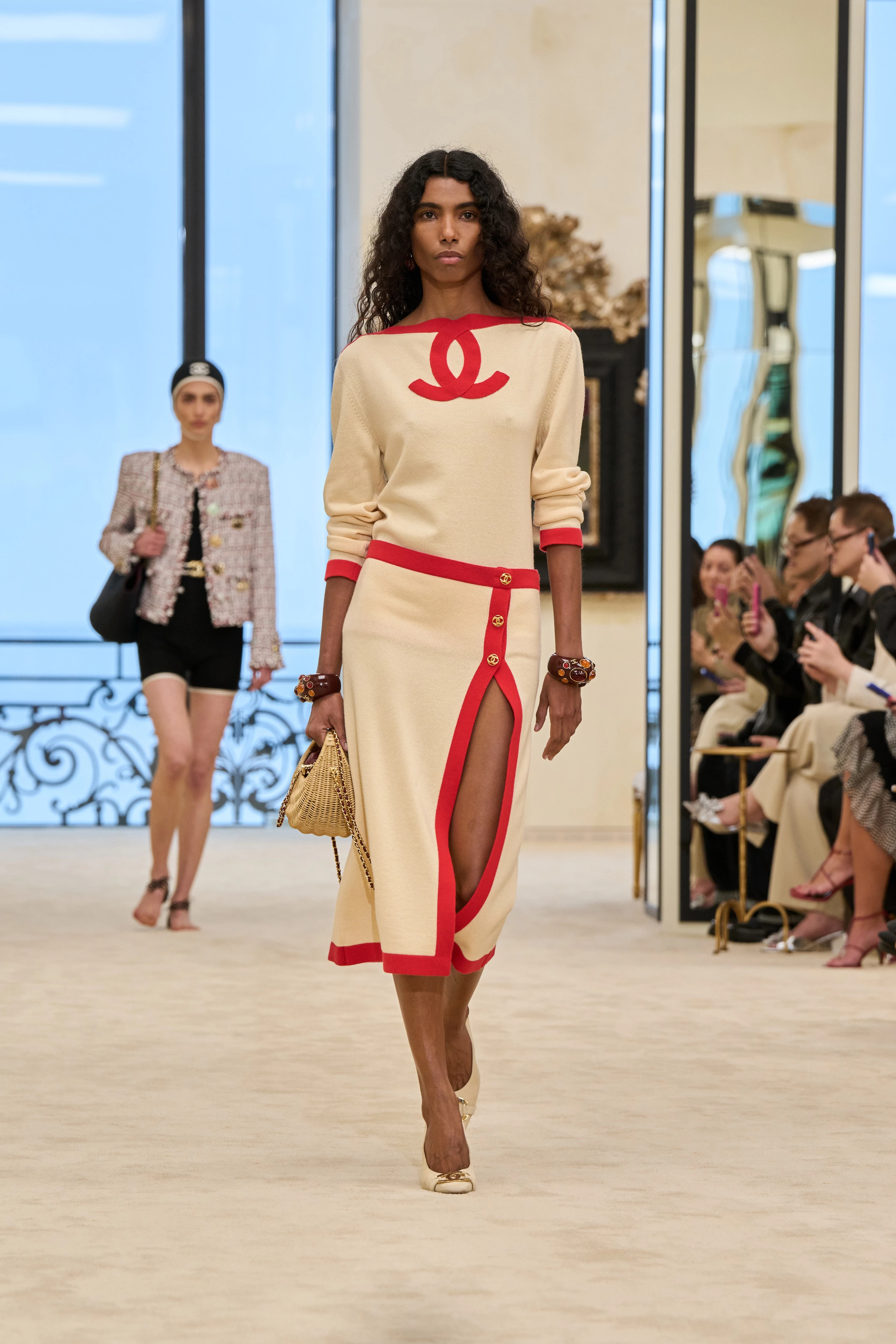 Тріумфальне відродження: Chanel представили свіжу круїзну лінійку в Біарріц.
7