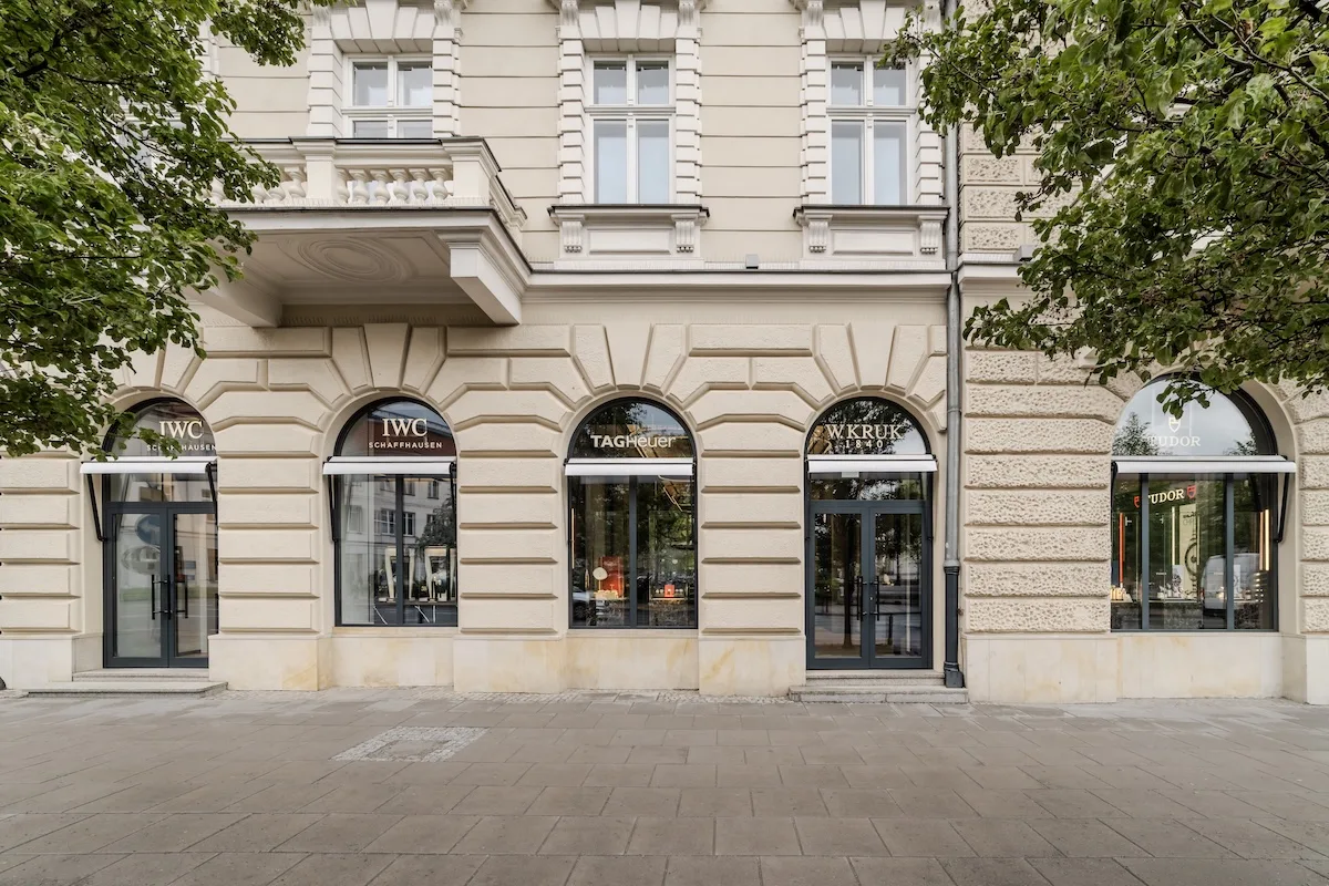 Фасад нових бутиків W.KRUK та IWC Schaffhausen на площі Трьох Кшижи, 18 у Варшаві