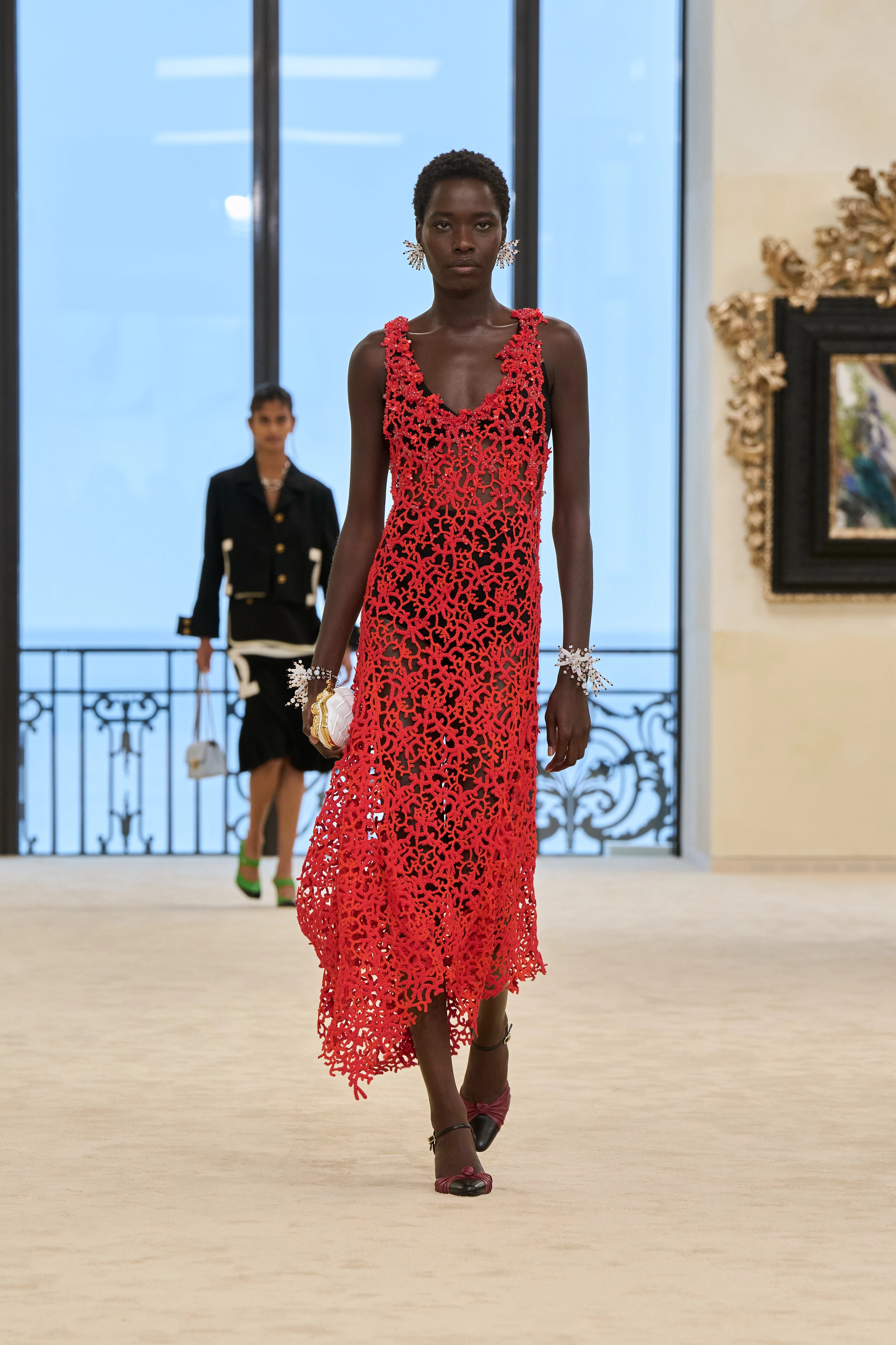 Тріумфальне відродження: Chanel представили свіжу круїзну лінійку в Біарріц.
1