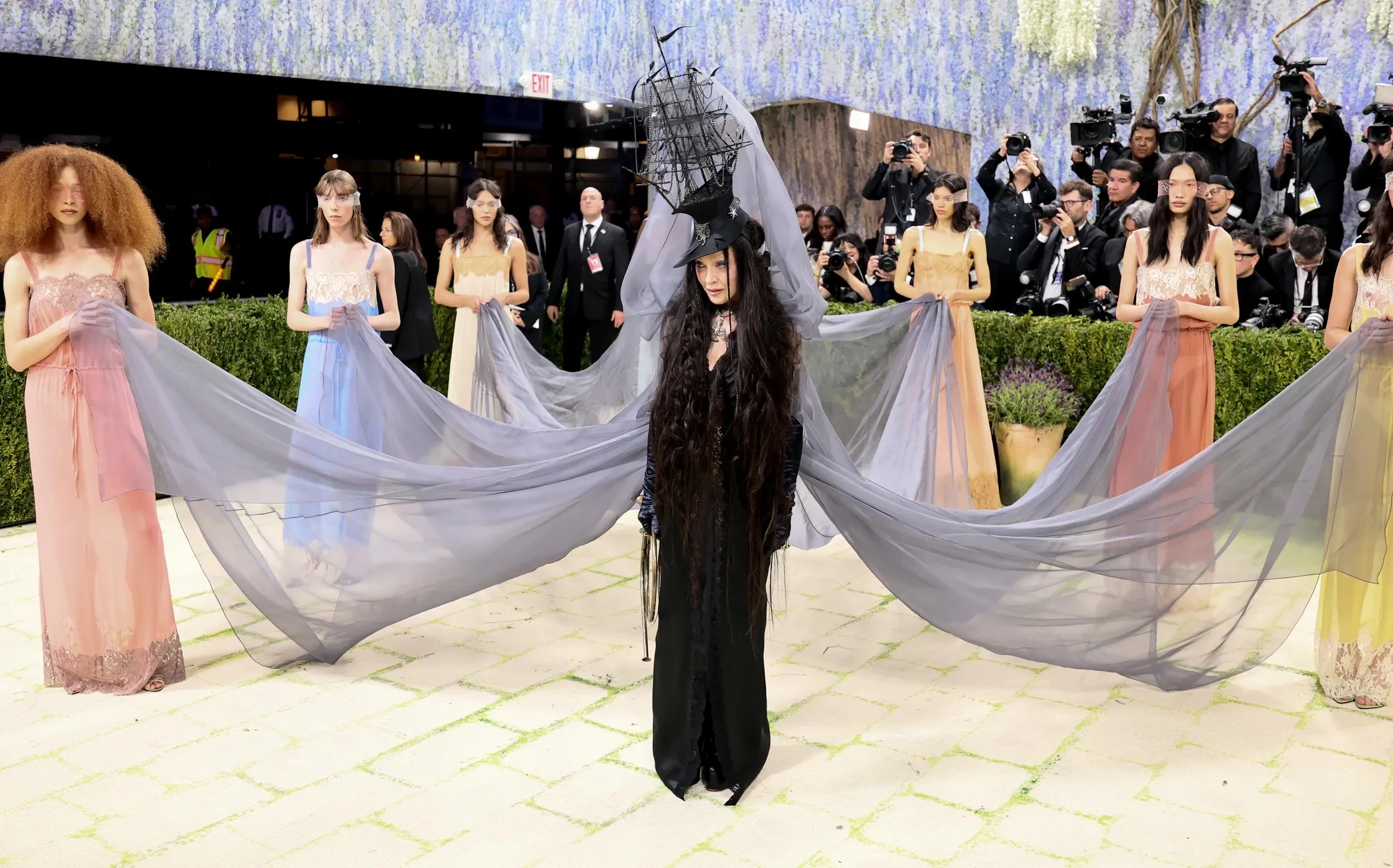 Коли витвір стає трендом: 10 найефектніших художніх відсилань Met Gala 2026
0