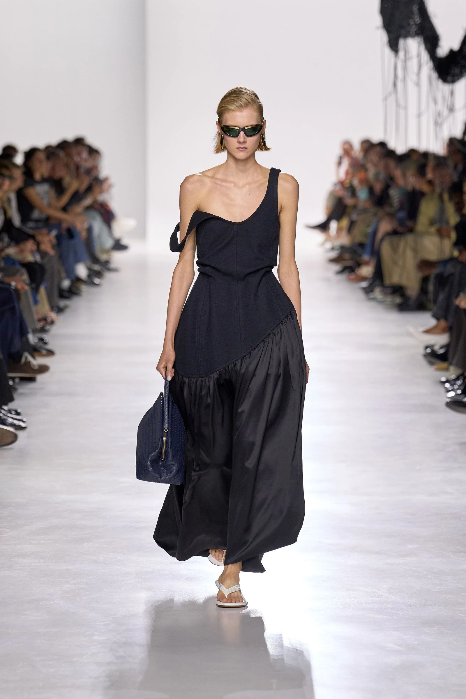 Довга сукня та шльопанці: головний писк літа 2026