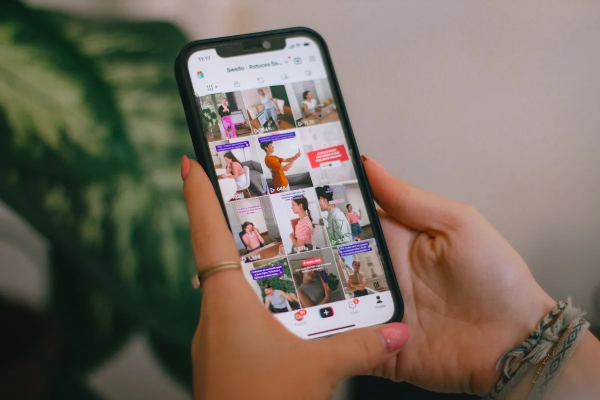 Користувачка переглядає TikTok на своєму смартфоні. Магазин TikTok дозволить користувачам купувати товари під час перегляду відео та контенту інфлюенсерів.
