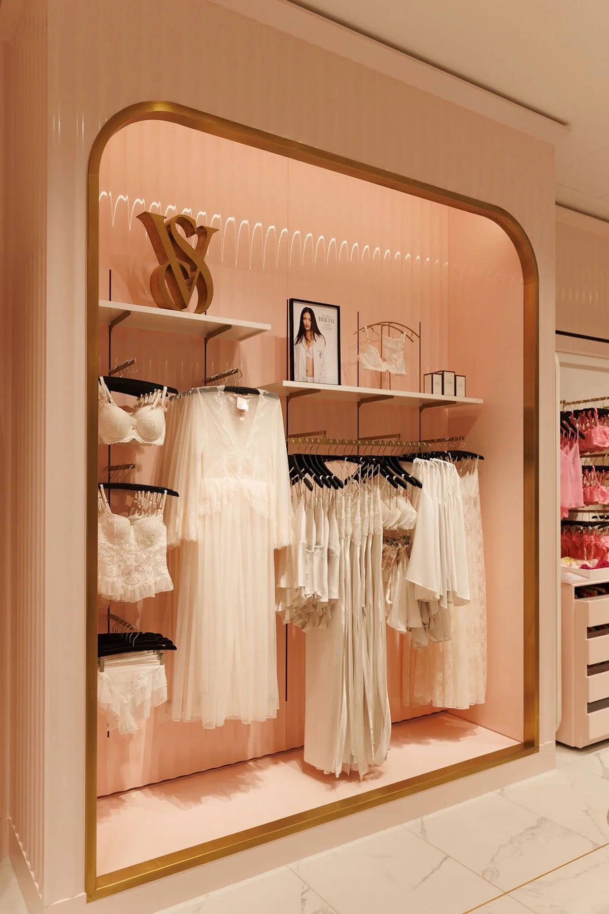 Інтер'єр нового магазину Victoria's Secret у Варшаві на Золотих Терасах.