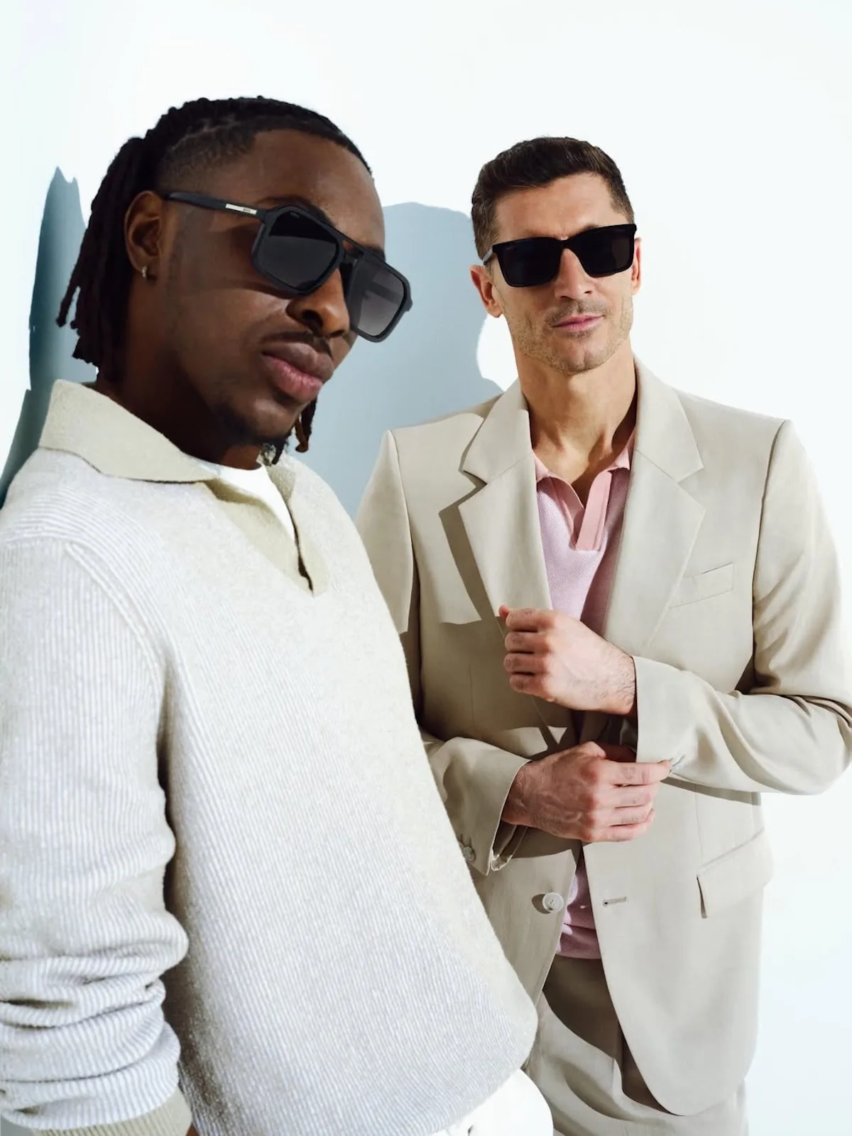Роберт Левандовський у кампанії BOSS Eyewear сезону весна/літо 2026. Футболіст дедалі більше співпрацює з преміальними та люксовими модними брендами, будуючи свій імідж глобального амбасадора способу життя. Роберт Левандовський у кампанії BOSS Eyewear сезону весна/літо 2026. Футболіст дедалі більше співпрацює з преміальними та люксовими модними брендами, будуючи свій імідж глобального амбасадора способу життя.