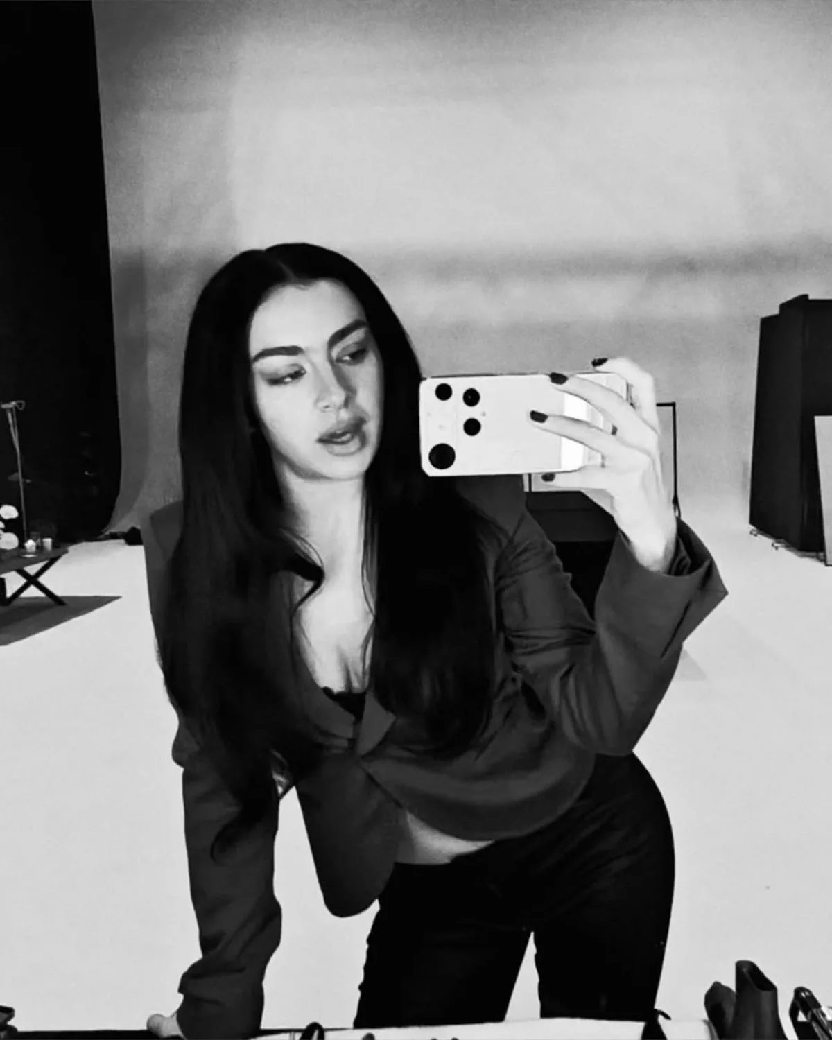 Чарлі XCX стала амбасадоркою та інвесторкою Nothing. На фото британська зірка робить селфі в дзеркалі за допомогою свого телефону Nothing.