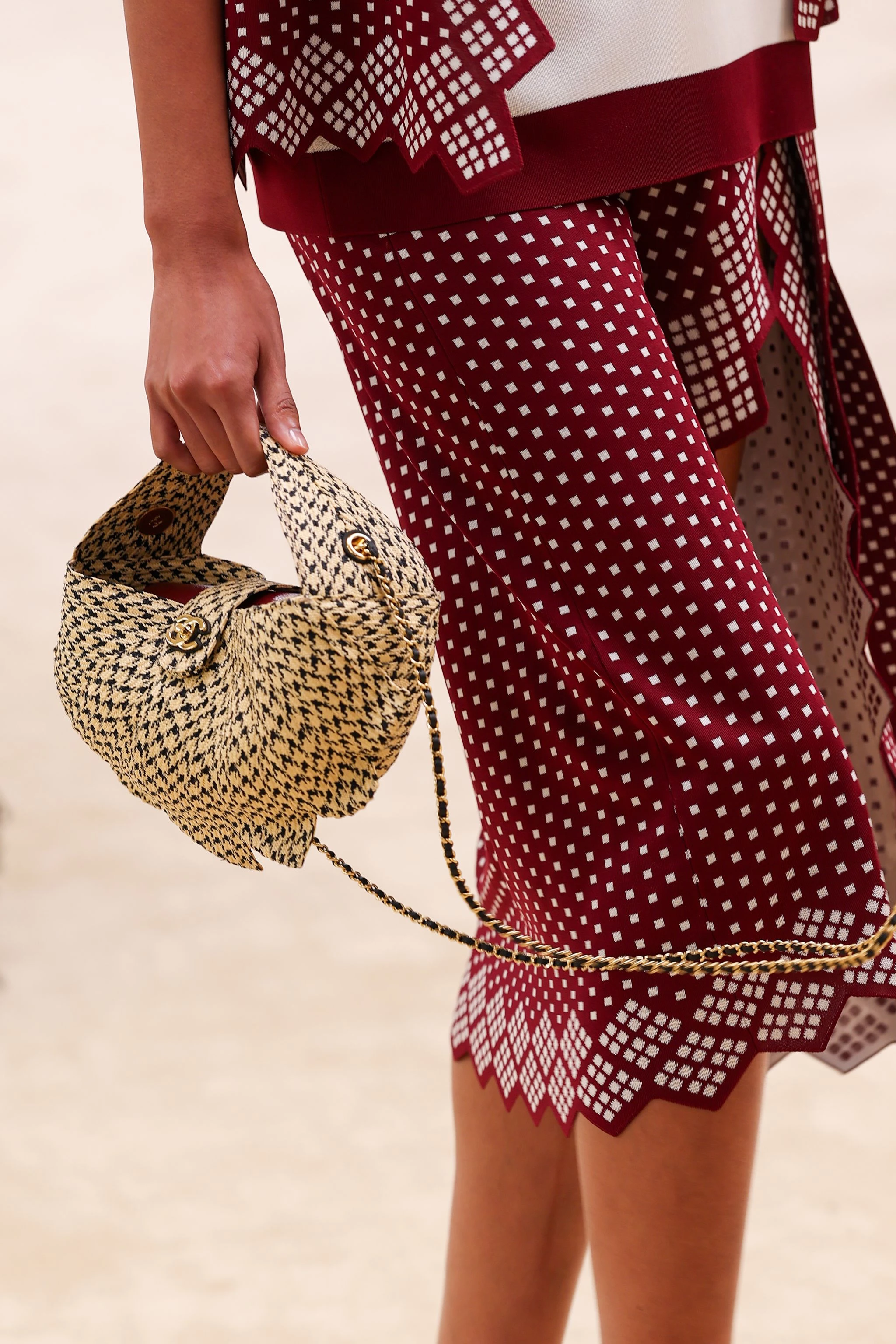 22 сумки з нової колекції Chanel, що ідеально підійдуть для відпустки.
14