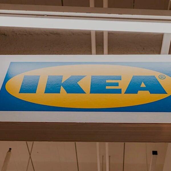 IKEA звільняє сотні працівників. Меблевий гігант оголошує про масштабну реорганізацію.