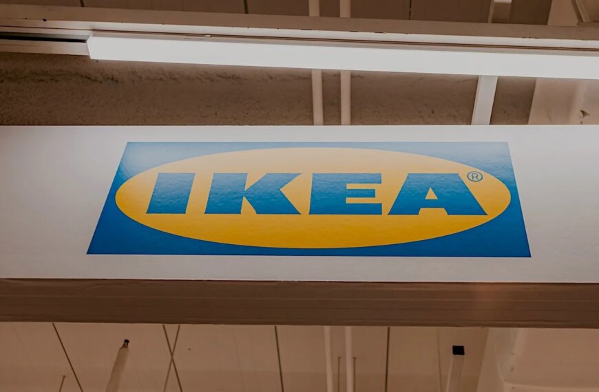 IKEA звільняє сотні працівників. Меблевий гігант оголошує про масштабну реорганізацію.