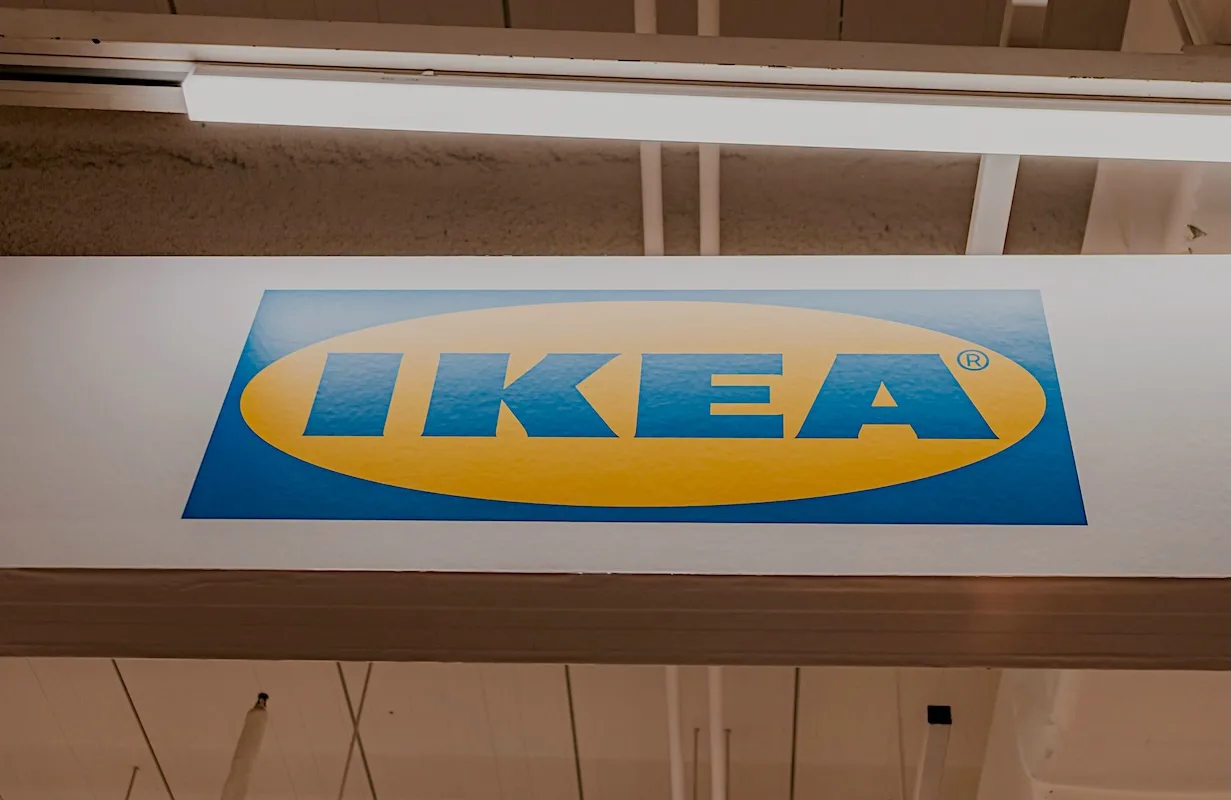 IKEA звільняє сотні працівників. Меблевий гігант оголошує про масштабну реорганізацію.