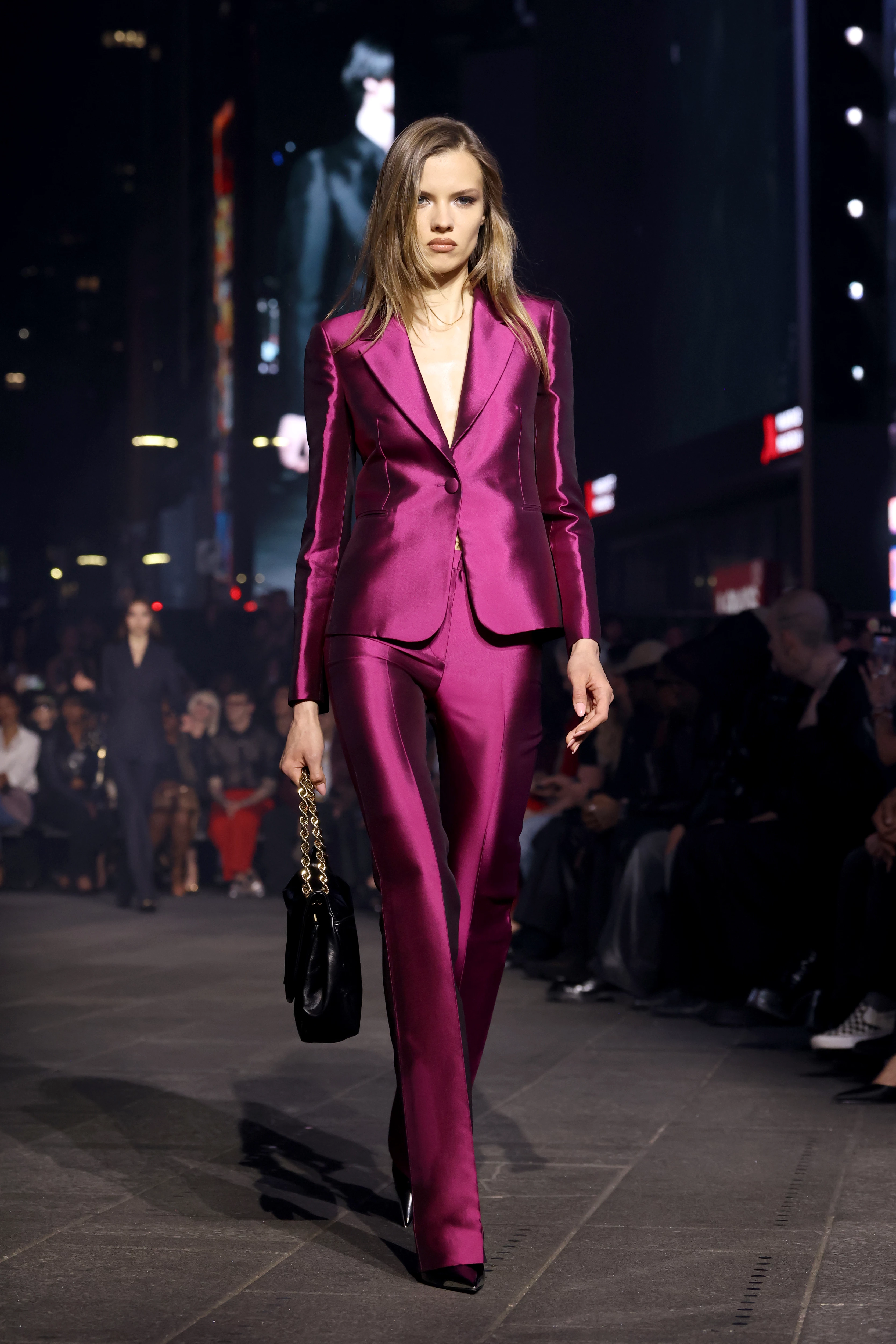 У мегаполісі: Gucci провели грандіозний показ на Таймс-сквер
3