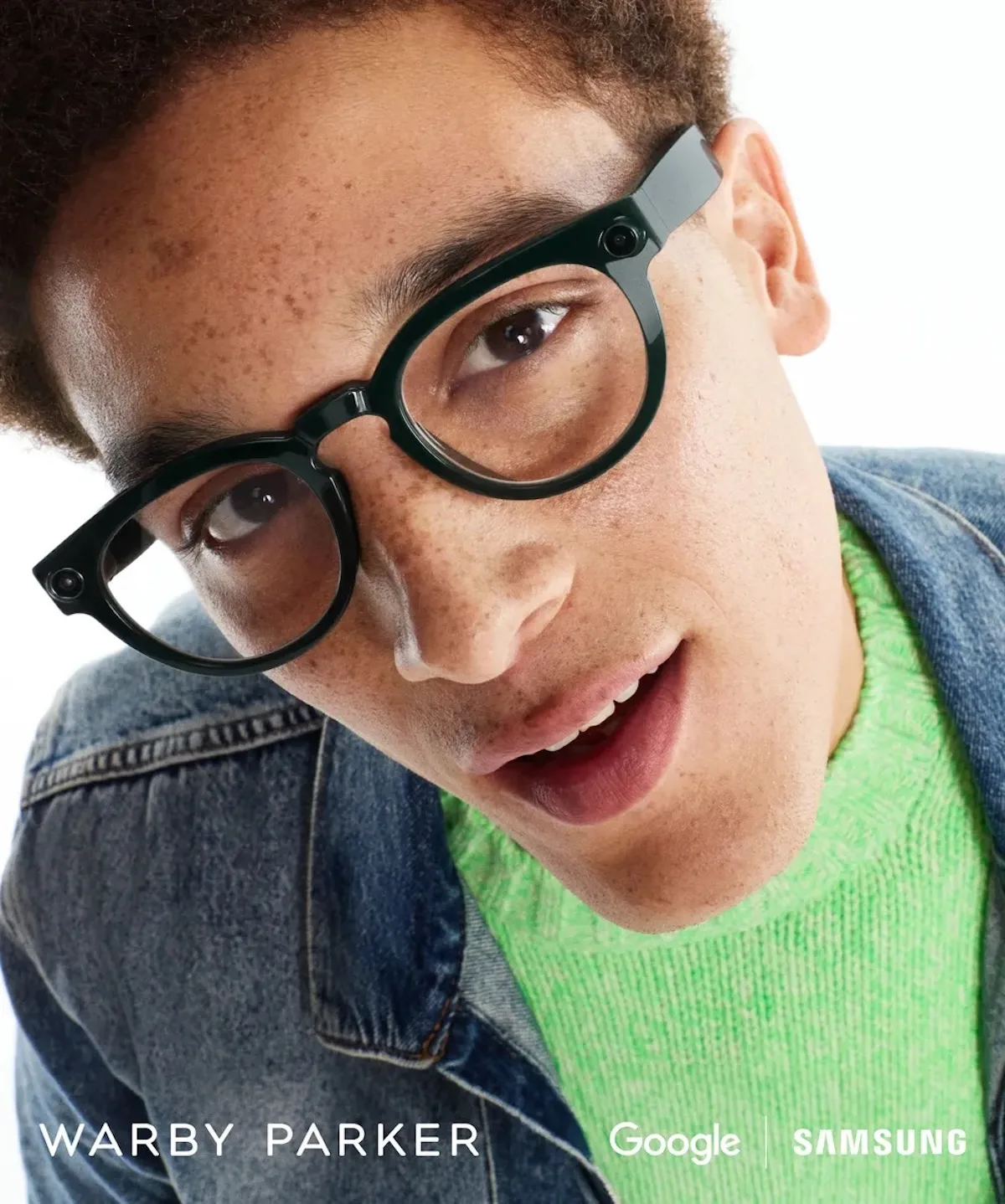 Модель демонструє розумні окуляри Warby Parker x Google x Samsung. Пристрій покликаний конкурувати з Ray-Ban Meta на ринку розумних окулярів.