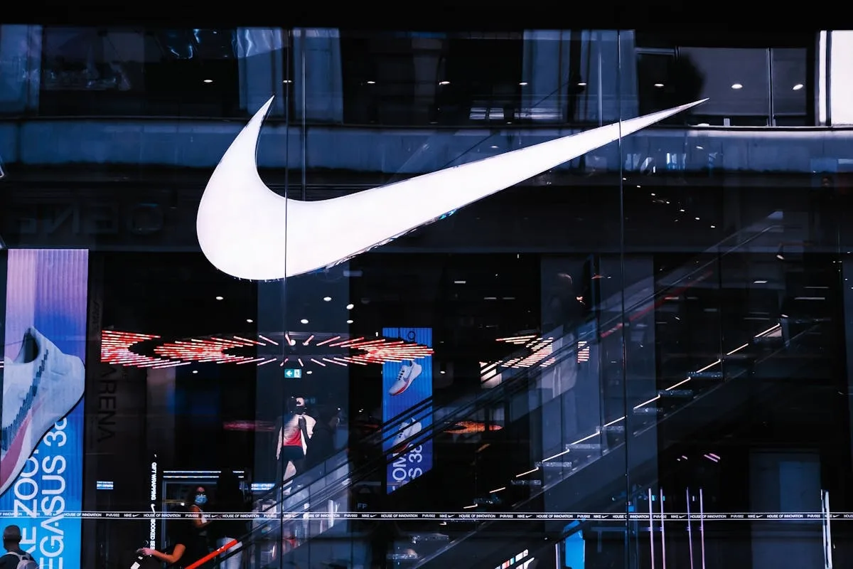Логотип Nike з'являється на вітрині магазину бренду. Американський гігант реорганізовує свої європейські та технологічні структури, зосереджуючи операції навколо своїх основних операційних центрів.