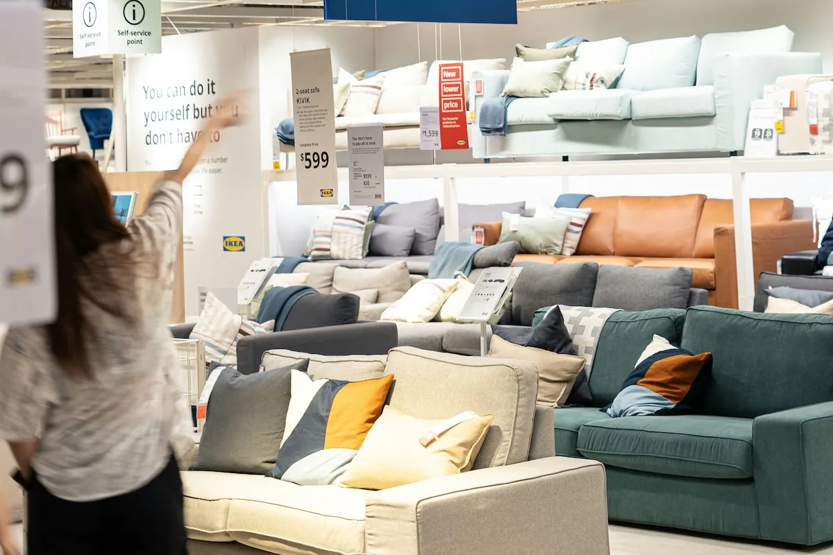 Інтер'єр магазину IKEA - дивани крупним планом.