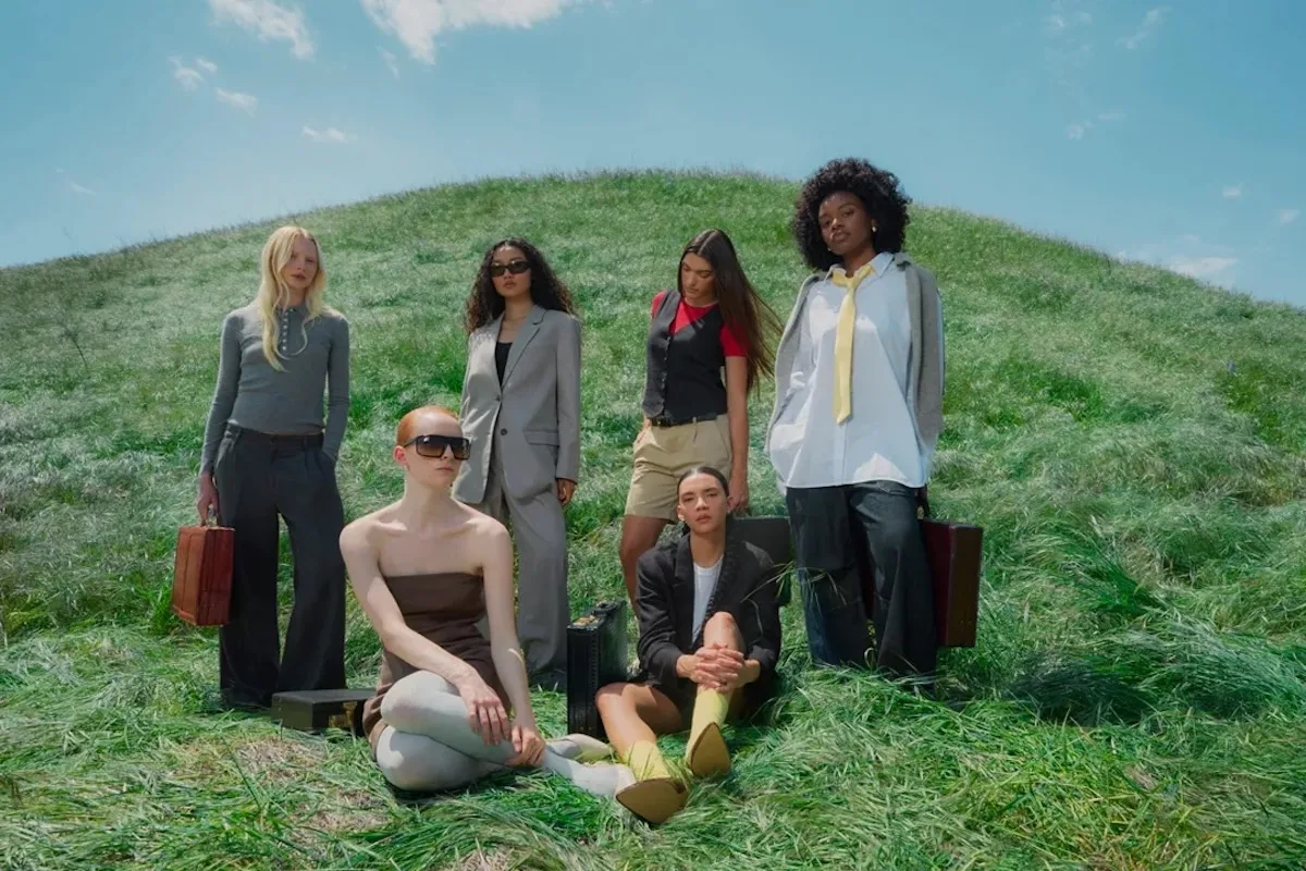 Моделі в мінімалістичних стилях Everlane під час кампанії бренду, що просуває сучасну преміальну моду та тиху розкіш