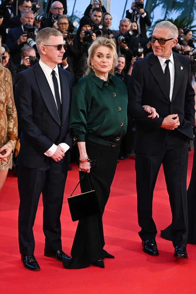 Катрін Денев у Saint Laurent від Ентоні Ваккарелло та прикрасах Pomellato. Kate Green/Getty Images 9
