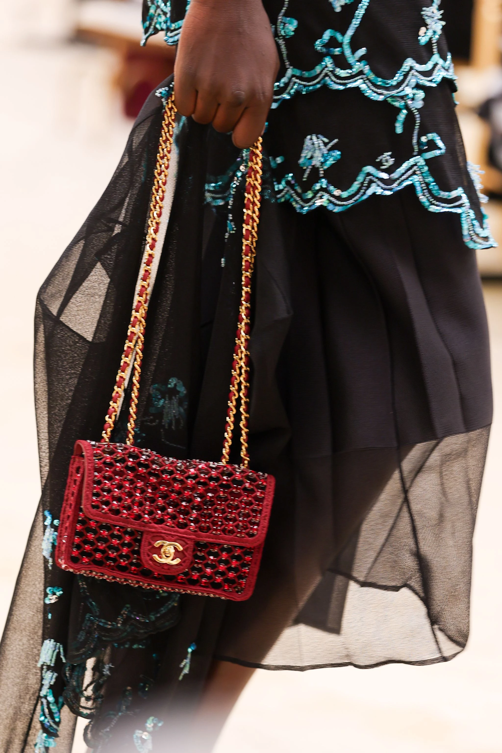22 сумки з нової колекції Chanel, що ідеально підійдуть для відпустки.
16