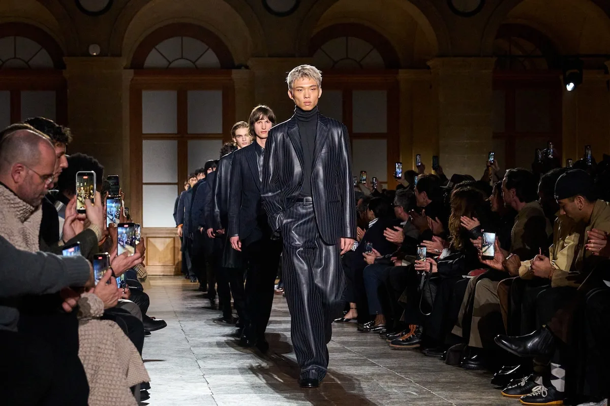 Показ Hermès під час тижня чоловічої моди – бренд увійшов до числа найцінніших брендів класу люкс у рейтингу Kantar BrandZ 2026.