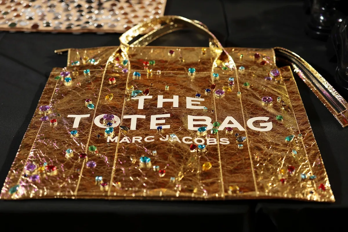 Золота сумка-тоут від Marc Jacobs