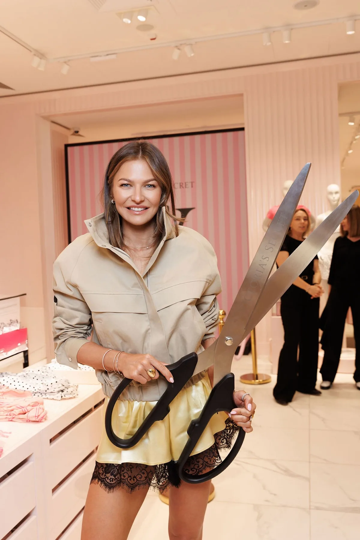 Інтер'єр нового магазину Victoria's Secret у варшавському торговому центрі Złote Tarasy. Анна Левандовська на відкритті.