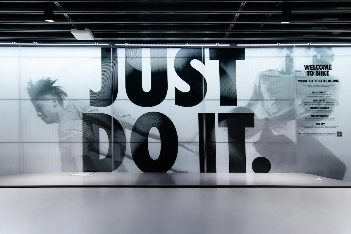 Вітрина магазину Nike з великою