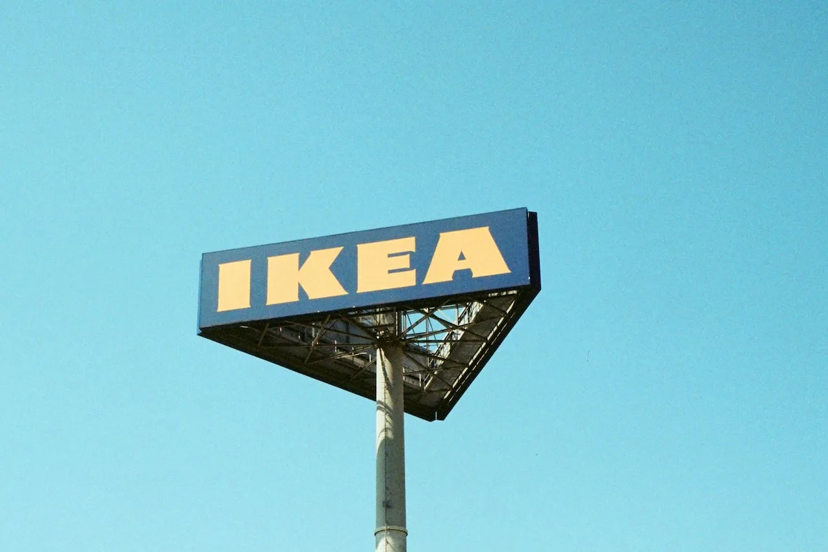 Звільнення в IKEA 2026. Крупний план логотипу IKEA.