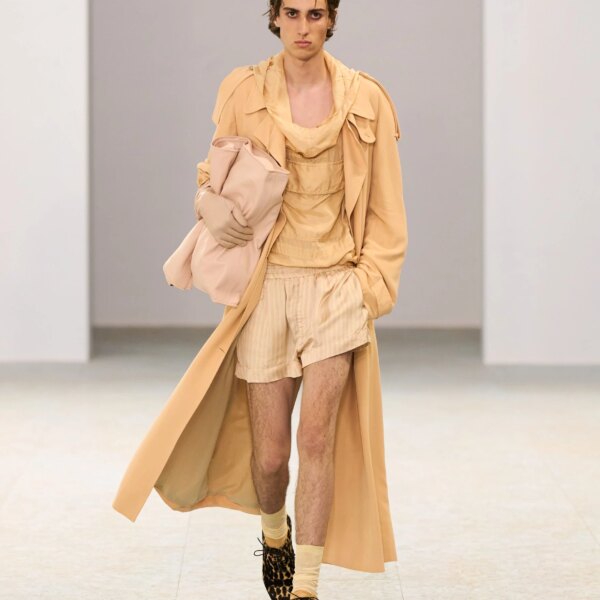 Шовкові штани-карго, напівпрозорі блузи та балетки: Dries Van Noten представив найвражаючу чоловічу колекцію сезону літо 2027