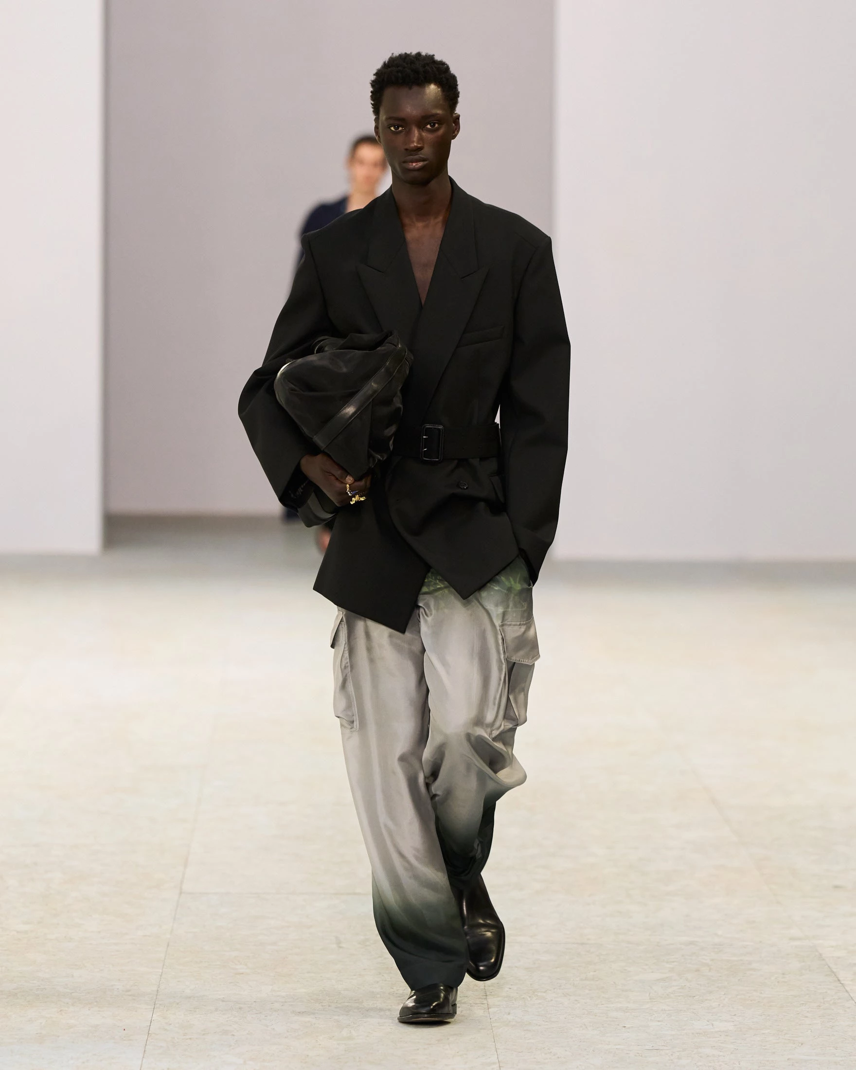 Шовкові штани-карго, напівпрозорі блузи та балетки: Dries Van Noten представив найвражаючу чоловічу колекцію сезону літо 202715