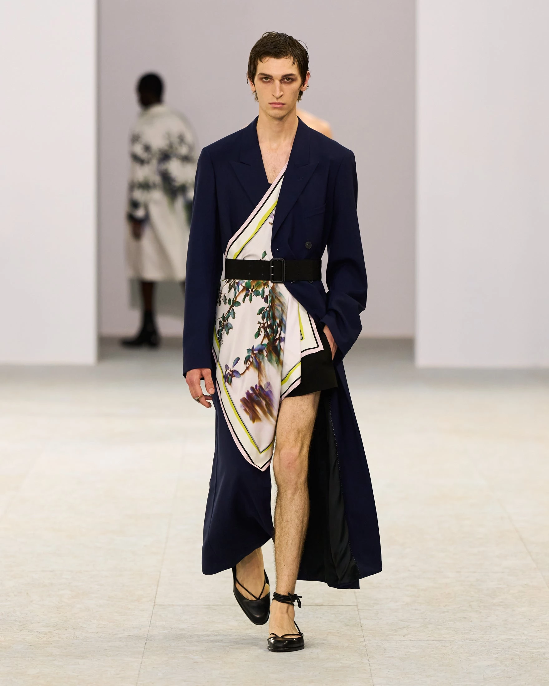 Шовкові штани-карго, напівпрозорі блузи та балетки: Dries Van Noten представив найвражаючу чоловічу колекцію сезону літо 202714