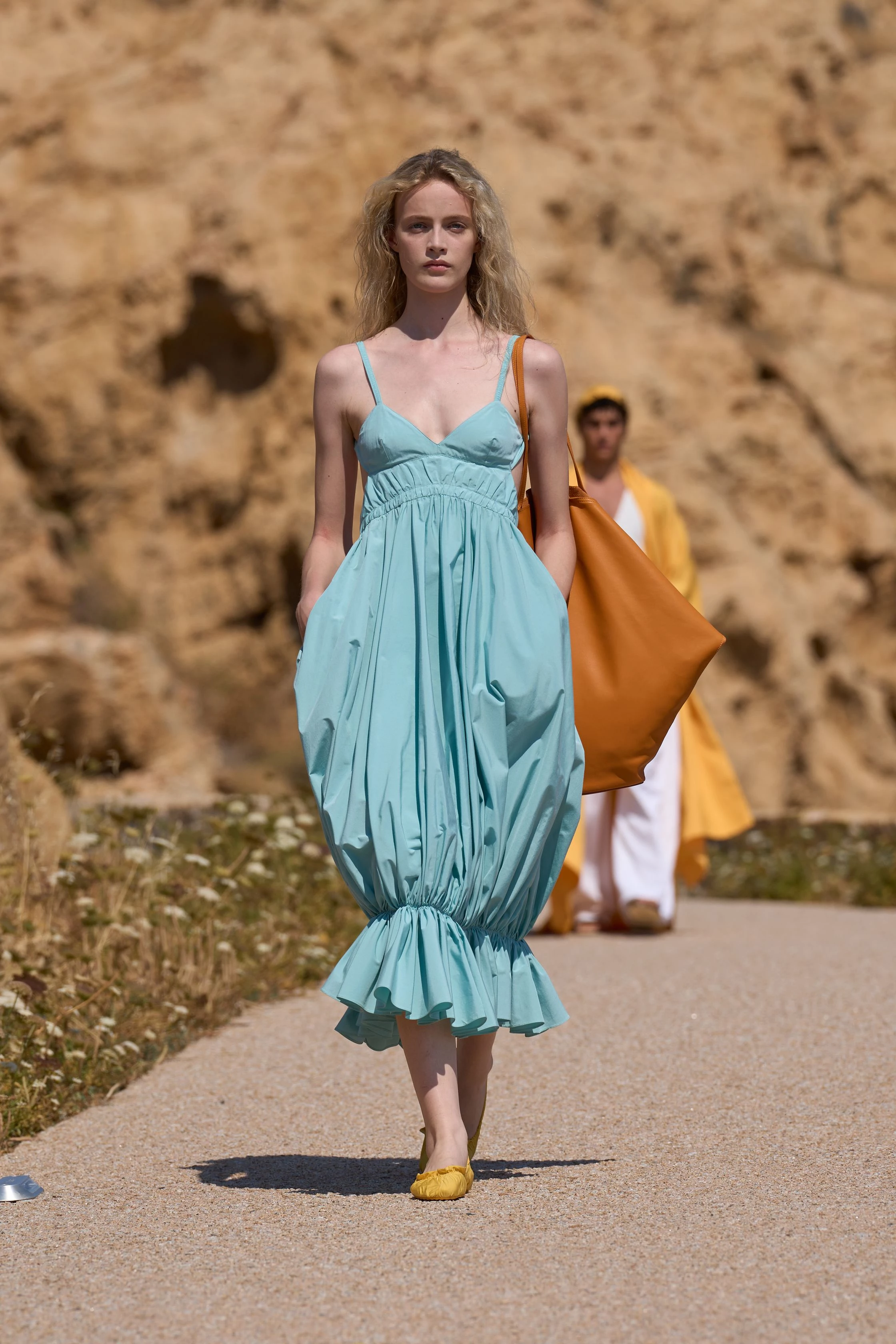 Jacquemus представив найефектнішу колекцію літа 2027, яка пробуджує бажання негайно вирушити на відпочинок.2