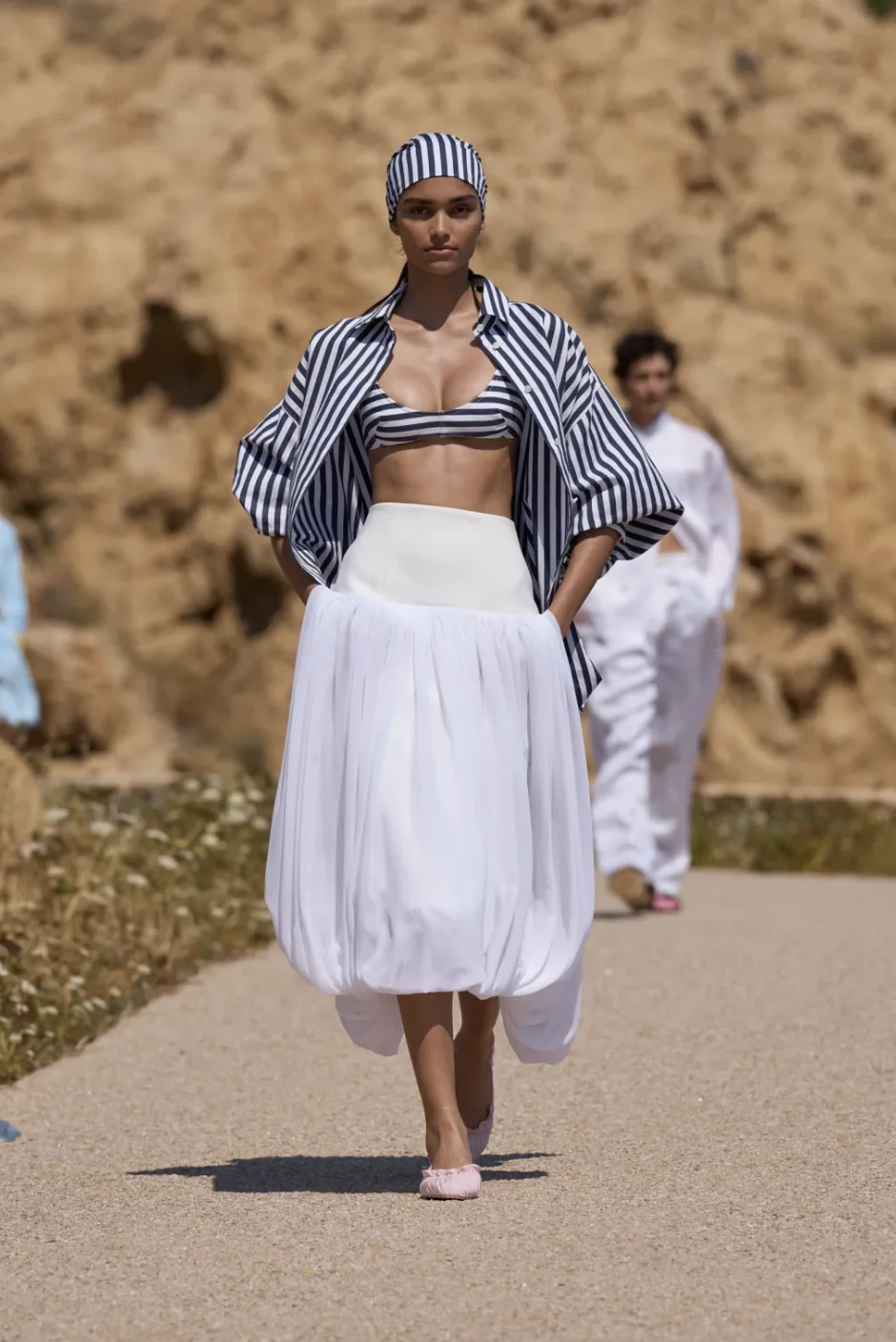 Jacquemus представив найефектнішу колекцію літа 2027, яка пробуджує бажання негайно вирушити на відпочинок.9