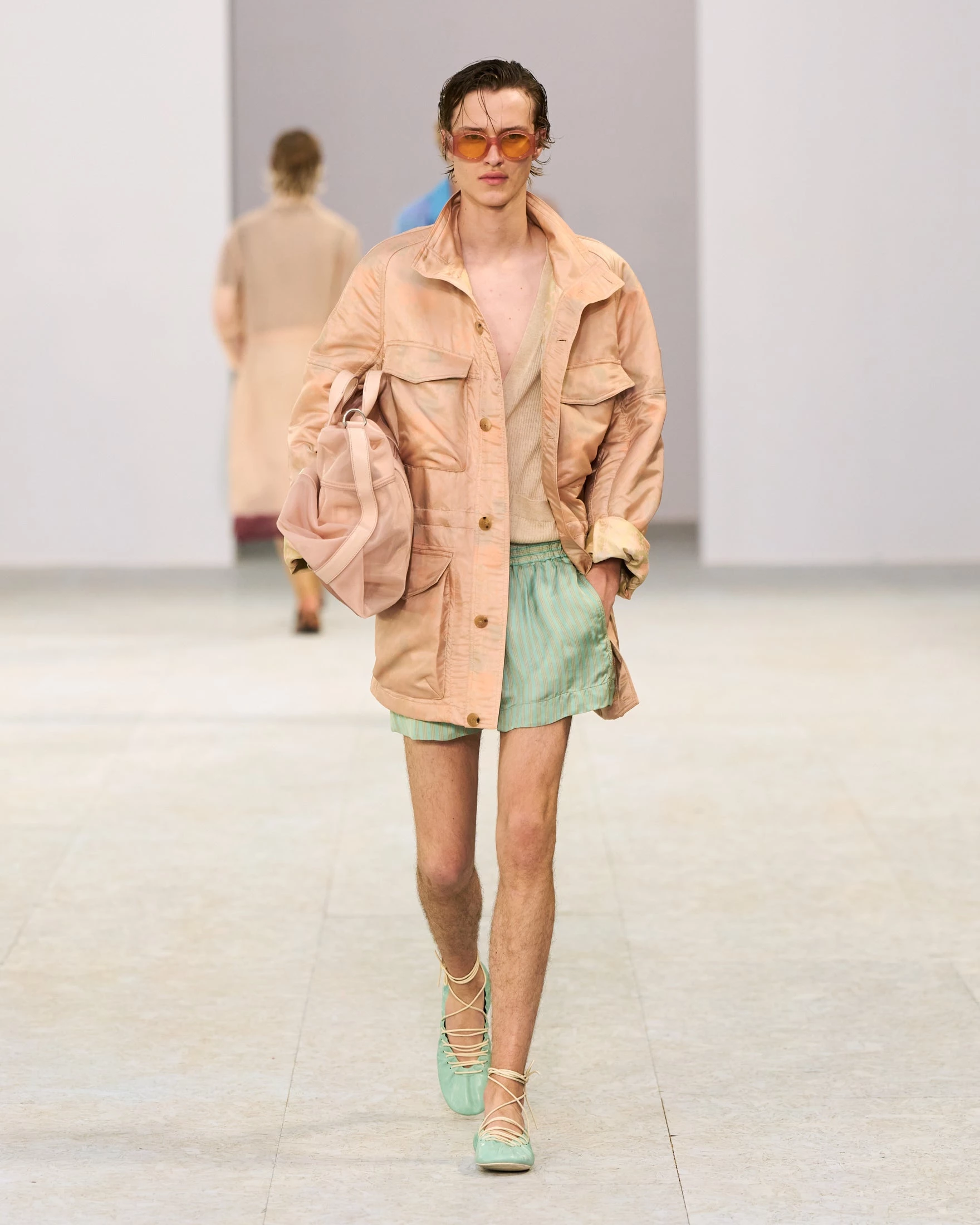 Шовкові штани-карго, напівпрозорі блузи та балетки: Dries Van Noten представив найвражаючу чоловічу колекцію сезону літо 20275