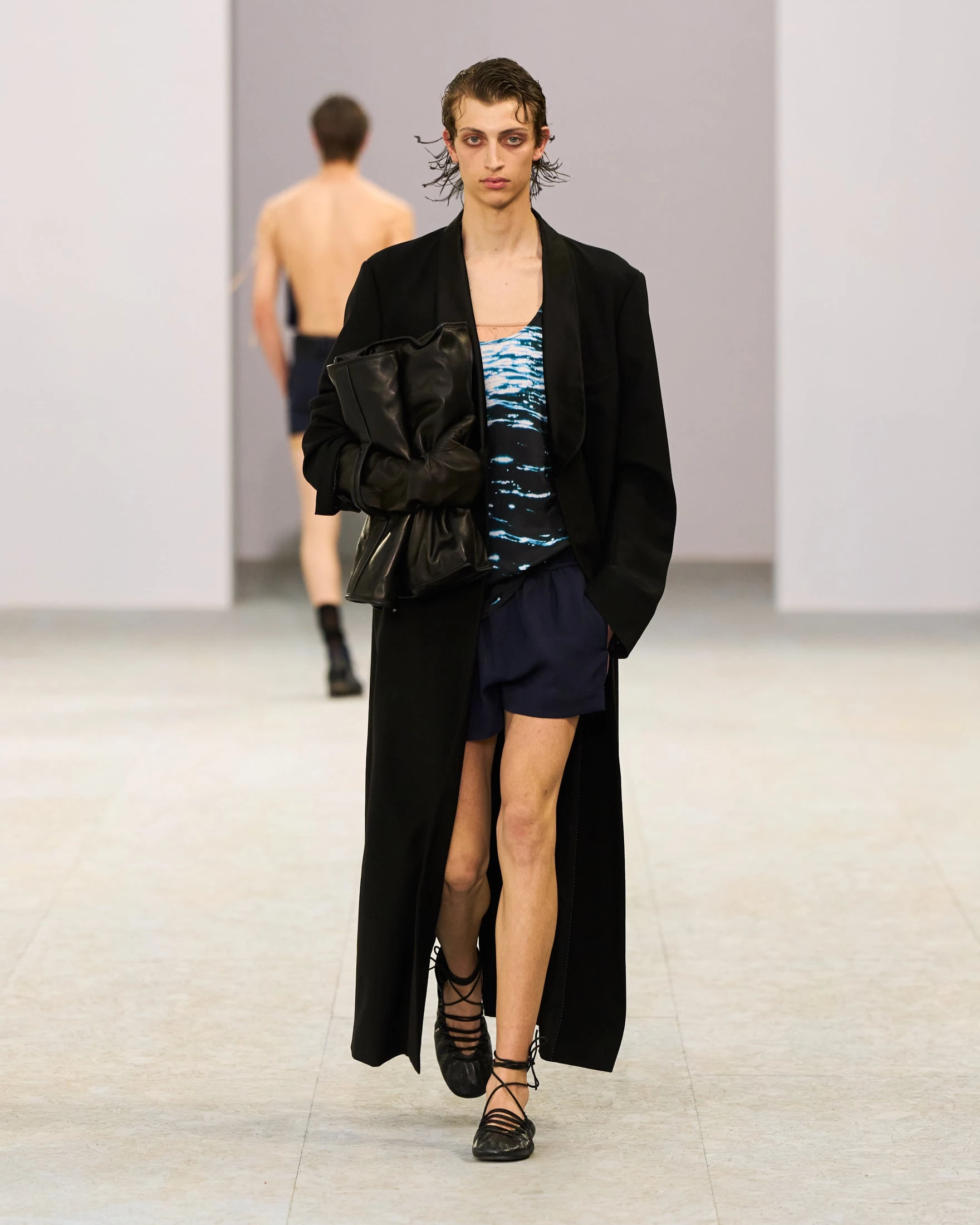Шовкові штани-карго, напівпрозорі блузи та балетки: Dries Van Noten представив найвражаючу чоловічу колекцію сезону літо 202716